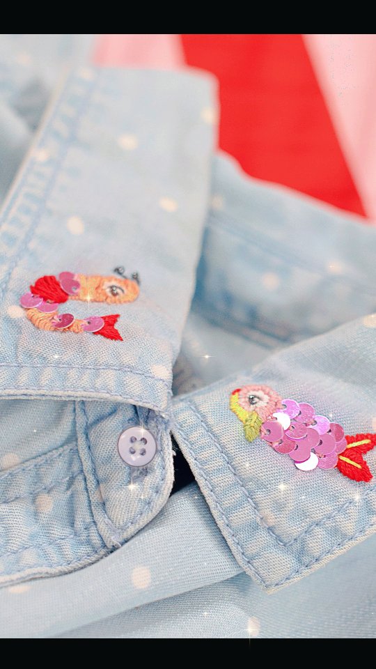 Pimp ton dressing !
Dans mon ebook, je vous ai glissé 4 minis modèles de broderies avec sequins pour illuminer vos tenues un peu trop sages!
Par exemple cette jolie chemise qu'on m'avait donné et que je ne portais pas parce que... Trop classique, pas assez moi. Elle était dans un carton, prête à partir au relai quand d'un coup, une évidence: 2 petites broderies plus tard, elle devient la pièce incontournable que j'ai envie de porter tout le temps 😅
Ça tient à peu de choses!
Vous n'avez pas une ou 2 fringues auxquelles vous aimeriez apporter un petit coup de fantaisie?
°°°
Au fait il ne vous reste plus que ce soir et demain pour craquer sur le bundle trop mignon avec pas mal de possibilités de customisation possibles aussi dans les autres ebook! 22€ pour 27ebook de DIY en suivant le lien dans ma bio et en story. 😉
En plus j'ai entendu dire que pour les personnes qui passent par mon lien pour acheter ce pack de livres vous aurez des petits bonus dans vos boîtes mail d'ici quelques jours dont, par exemple, quelques modèles de broderies supplémentaires 😁
°°°
#broderie #sequins #pimp #customisation #custom #mode #fringues #personnalisation #diy #creation #art #modele #styleoftheday