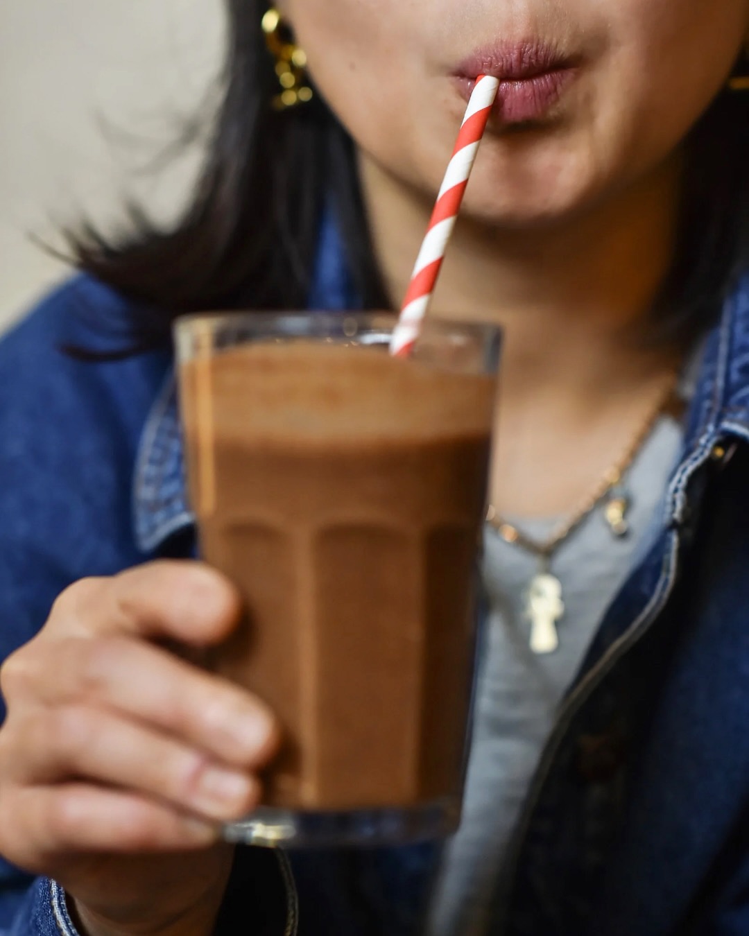 🏝️🌈
We all LOVE @desa_cafe!
And I absolutely LOVE working with Cynthia! Every time I show up with my camera around my neck to photograph her beautiful, colourful food, I end up learning so much.
One of the things Cynthia says that will always stay with me is that we need to treat our gut like an island and feed it with loads of different colours. I also love when she talks about rainbows and how our diet should always include the colours of a rainbow.
Cynthia demystifies healthy eating and makes everything feel simple, easy to achieve, and rooted in common sense.
As a Brazilian, I grew up in a household full of colourful foods. My mum was a homemaker who always used organic ingredients and hardly ever processed food we were very in tune with natural medicine, herbal teas, and medicinal roots.
Coming to Desa always feels like going back home.
And of course, the coffee! Another Brazilian hot topic. ☕️
Thank you, Cynthia, for bringing so much colour and vitality to our lives. 🌈💛
📸Photographs from our recent Autumn Menu shooting.
♥️🧡
#BrandSoul #FoodPhotography #BrandPhotography #WarwickshirePhotographer #LeamingtonPhotographer #SoulfulBranding #AuthenticBrands #CreativeCollaboration
#DesaCafe #LeamingtonSpa #HealthyEating #ColourfulFood #EatTheRainbow #GutHealth #HolisticLiving #WellnessJourney #NaturalHealing #FoodAsMedicine