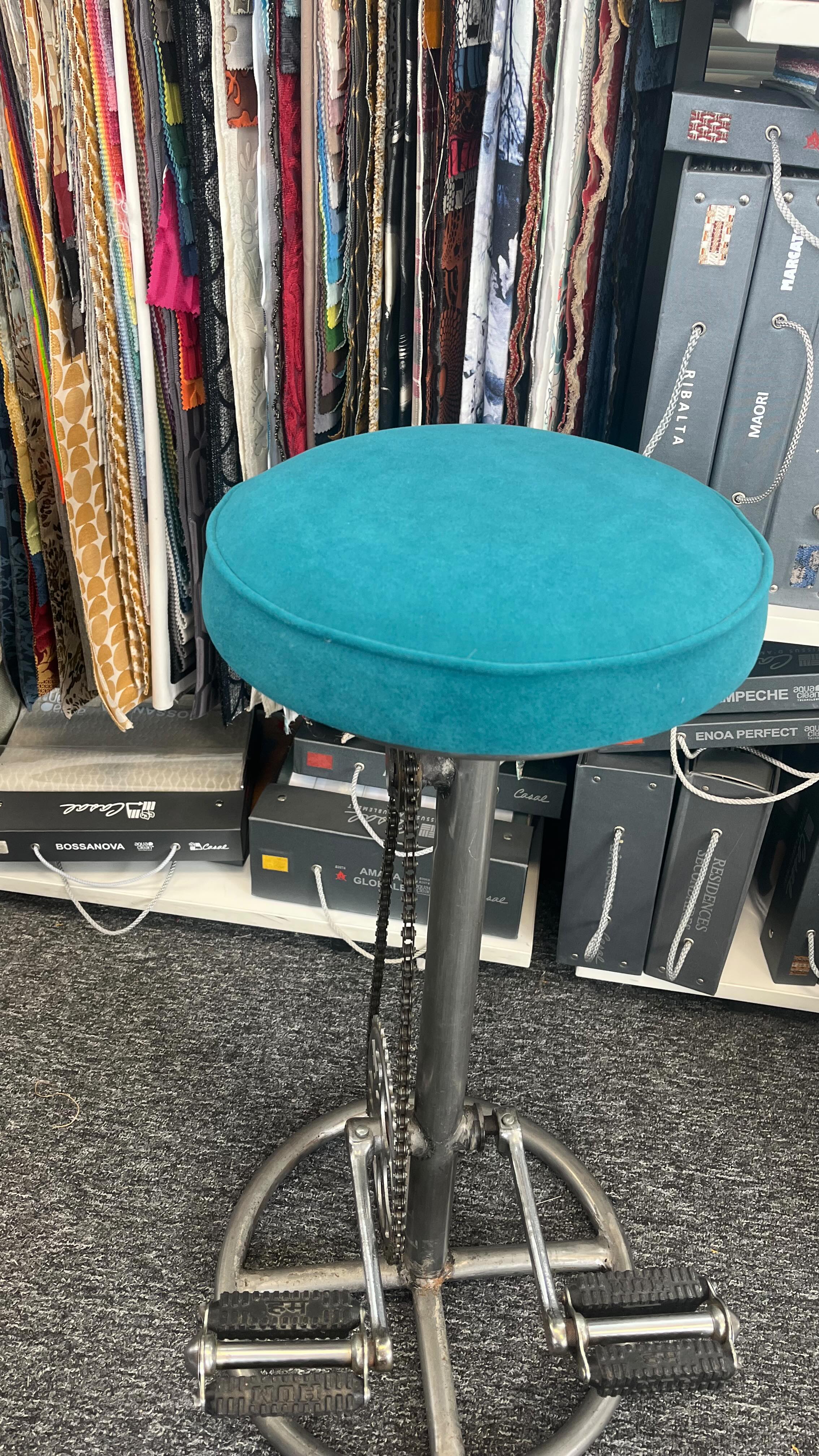 Réfection de ce pouf. Changement de mousse et couverture . Tissu Aqua clean et résistant aux griffes de chat de chez @casaltissus #tapissiere #hupholstery #artisanatfrançais🇫🇷 #artisanatdart
#tapissierdécorateurvalenciennes
#valenciennes #lille #mons #Denain #cambrai #saintamandleseaux
#trithstleger
#letempsdunemetamorphose
#letempsdunemetamorphose
#déco #tendance #tapissierdameublement #pouf #artisanatdart #footstool