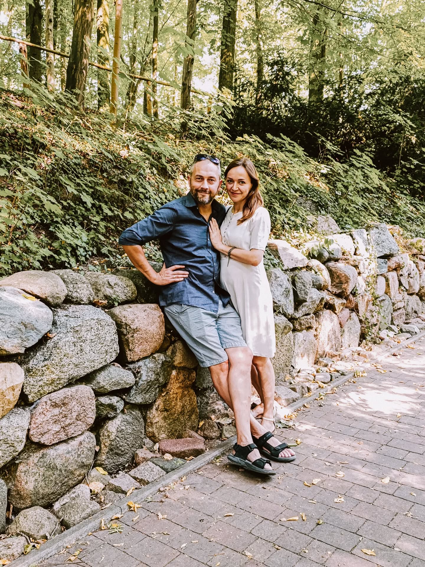 15 lat temu w Rzymie 🇮🇹 — on był bez siwych włosów, ja z nadzieją, że w małżeństwie zawsze będzie jak we włoskim filmie 😉 Dziś… film trwa, akcja pełna była zwrotów i zakrętów, a za fabułą ciężko nam nadążyć, ale grunt, że ten scenariusz piszemy razem.
Dziś nie jesteśmy w Rzymie, ale włoski klimat wciąż nam towarzyszy:
kawa co chwila, focaccia z pieca (nadal jego!), głośne rozmowy przy stole i wieczne „mamo, gdzie są moje…?” dobiegające z każdego kąta domu (i moje ulubione "tam gdzie je zostawiłeś" 😉)
Nasz dom to już nie tylko trattoria, ani tym bardziej komedia romantyczna, to czasem całkiem niezła opera komiczna 🎭
Nie zawsze jest łatwo — bywają dni, gdy "per favore" zamienia się w „czy możesz wreszcie?”,
ale obietnicę daną 15 lat temu wciąż dotrzymujemy ❤️
Bo w tym całym chaosie jest coś, co nigdy się nie zmienia:
vale sempre la pena ✨
- zawsze warto.
Że trzeba nieustannie "aktualizować" — nie tylko telefony, ale i małżeństwo. Żeby się nie obudzić po czasie, nie wiedząc że kim się żyje, bo "przecież kiedyś on/a był/a inny/a" 😉
Słuchać, mówić, patrzeć (czasem zmęczonymi oczami), ale zawsze w tym samym kierunku.
Więc jedziemy dalej na tym naszym wózku 🛵
z tą samą radością, wdzięcznością i wiarą, że najlepsze sceny są tu i teraz, i jeszcze przed nami. 15 lat temu w Rzymie 🇮🇹 — on był bez siwych włosów, ja z nadzieją, że w małżeństwie zawsze będzie jak we włoskim filmie 😉 Dziś… film trwa, akcja pełna była zwrotów i zakrętów, a za fabułą ciężko nam nadążyć, ale grunt, że ten scenariusz piszemy razem.
Dziś nie jesteśmy w Rzymie, ale włoski klimat wciąż nam towarzyszy:
kawa co chwila, focaccia z pieca (nadal jego!), głośne rozmowy przy stole i wieczne „mamo, gdzie są moje…?” dobiegające z każdego kąta domu (i moje ulubione "tam gdzie je zostawiłeś" 😉)
Nasz dom to już nie tylko trattoria, ani tym bardziej komedia romantyczna, to czasem całkiem niezła opera komiczna 🎭
Nie zawsze jest łatwo — bywają dni, gdy "per favore" zamienia się w „czy możesz wreszcie?”,
ale obietnicę daną 15 lat temu wciąż dotrzymujemy ❤️
Bo w tym całym chaosie jest coś, co nigdy się nie zmienia:
vale sempre la pena ✨
- zawsze warto.
Że trzeba nieustannie "aktualizować" — nie tylko telefony, ale i małżeństwo. Żeby się nie obudzić po czasie, nie wiedząc że kim się żyje, bo "przecież kiedyś on/a był/a inny/a" 😉
Słuchać, mówić, patrzeć (czasem zmęczonymi oczami), ale zawsze w tym samym kierunku.
Więc jedziemy dalej na tym naszym wózku 🛵
z tą samą radością, wdzięcznością i wiarą, że najlepsze sceny są tu i teraz, i jeszcze przed nami.