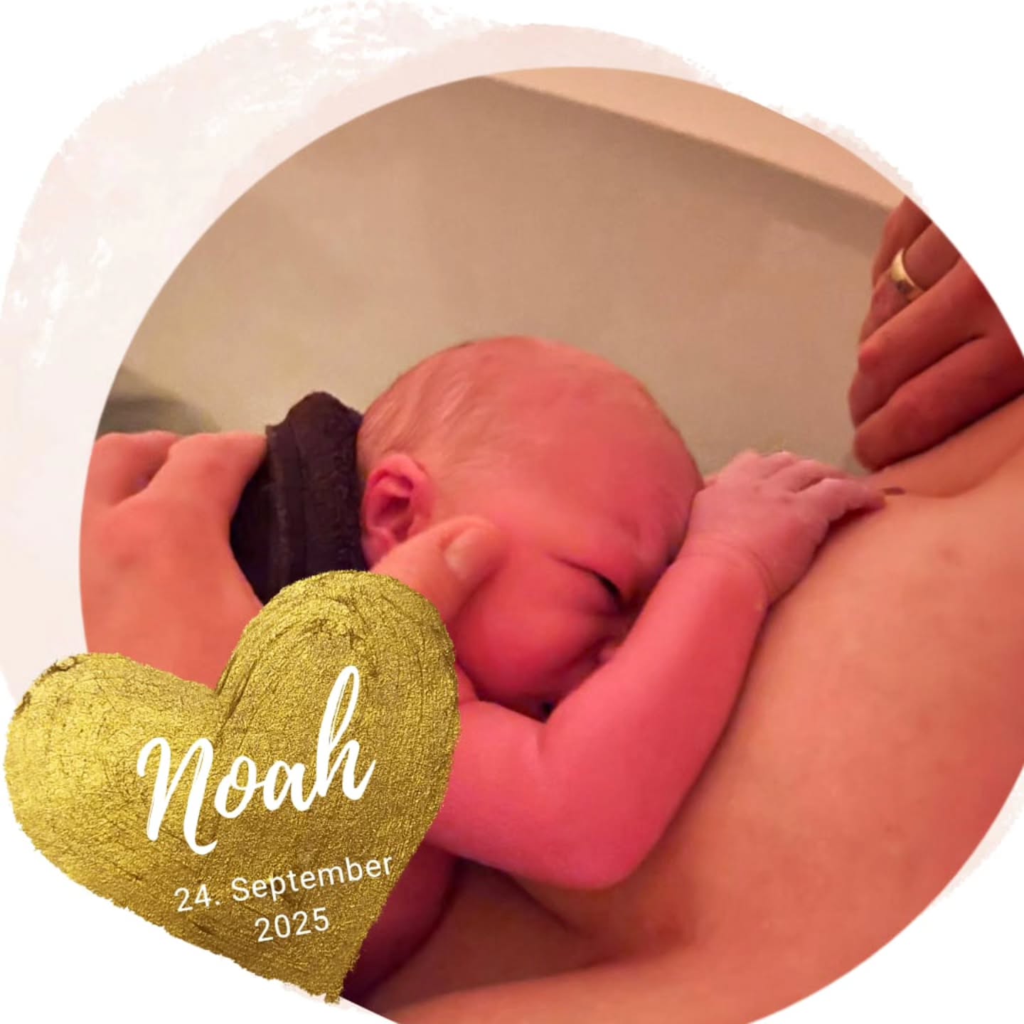 Schön, dass du geboren bist 💫
Bereits in der Nacht zuvor hast du deinen Eltern ein paar Signale gesendet, dass du dich sicher bald auf den Weg machen würdest.
Einen Abend später hast du dir einen ganz besonderen Tag in deiner Familie ausgesucht -
den Geburtstag deines großen Bruders-
Ein ganz stolzer liebevoller Bruder wartet auf dich und alles an dir wird bestaunt.
#geburtshaus #außerklinischegeburt #löhne #hebamme #wunder #wassergeburt #großerbruder #57