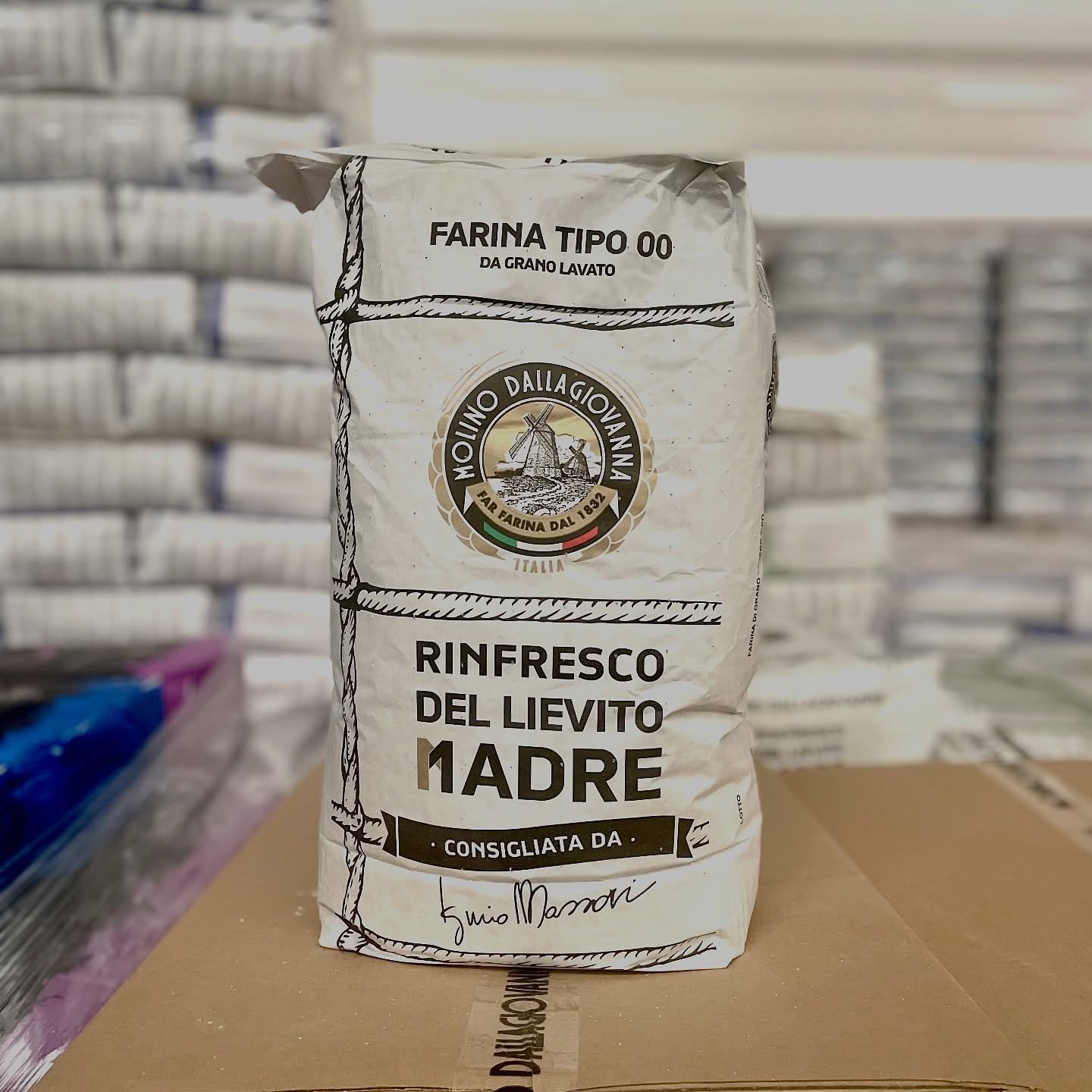 Direttamente dal nostro magazzino “RINFRESCO LIEVITO MADRE” 🤎🤍
Selezionando e miscelando i migliori grani, lavati e macinati lentamente a freddo, nasce una farina studiata appositamente per il rinfresco del Lievito Madre. Un prodotto bilanciato, che assicura un lievito ben sviluppato, profumato e con il giusto equilibrio di acidità. Ideale anche per gli impasti dei dolci da ricorrenza.
CONSIGLI PER UN PERFETTO STOCCAGGIO:
Conservare in un luogo fresco e asciutto, inferiore ai 25°C, con il 65% di Umidità Massima e al riparo dalla luce anche quando la confezione è aperta.
Chiuso in una credenza o in un armadio della cucina è perfetto; una volta aperto, basta richiudere su se stessa la confezione fermandola con una molletta o con del nastro adesivo.
Nei periodi più caldi potrete riporre il sacchetto, anche aperto, in frigorifero.
MOLINO DALLAGIOVANNA
GRANO LAVATO
FARINE SUPERIORI
#dallagiovanna #molino #molinodallagiovanna #molini #moliniitaliani #madeinitaly #farinasuperiori #farinedagranolavato #granolavato #acqua #flour #italianflour #farinadallagiovanna