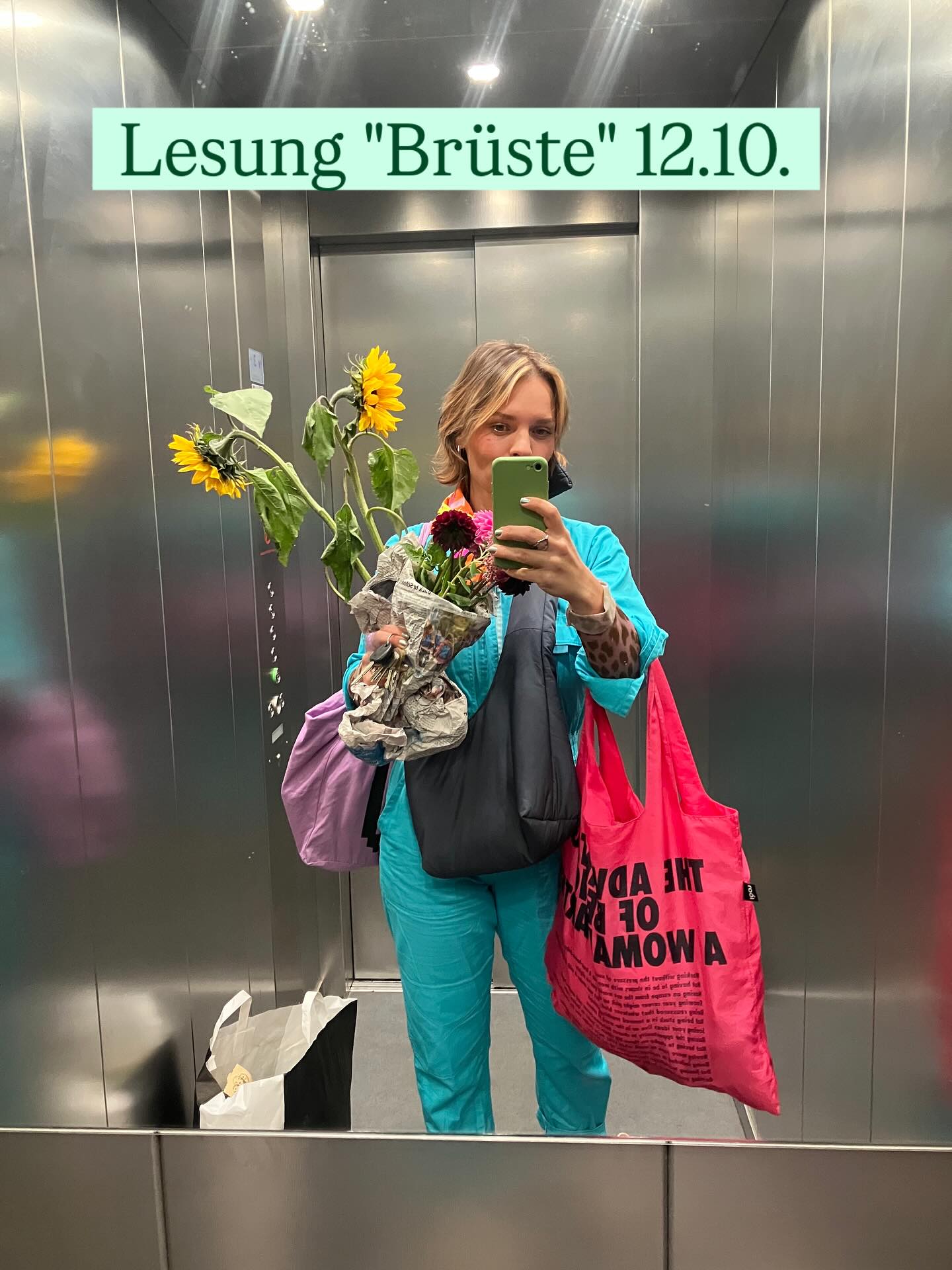 Am Sonntag schönste "Brüste" Lesung mit unseren klugen, cuten und charming Gäst*innen @linus_giese @miku_soku im Rahmen unserer @aktionswoche_sexuelle_bildung #freiburg @artikfreiburg
• Wir sind sehr dankbar, dass ihr @linus_giese @miku_soku zu uns ins "weleda-land" gekommen seid! und wir über Brüste und stolze Schwellungen und flache Sehnsüchte und dem nach-vorne-fallen der Schultern gesprochen haben 😻 aber auch übers Töpfern und Anime-Serien & wir wollen jetzt alle natürlich auch One Piece schauen (und auch Mila Superstar und Sailor Moon -> wer ein gemeinsames (re-)watching organisieren mag, gerne melden) und wir bemühen uns außerdem für Linus eine Residency plus Töpferatelier in Freiburg zu finden 💕 Für alles weitere rund ums Buch - gerne reinlesen @tropenverlag und unbedingt auch die beteiligten Autor*innen cherishen! 💖Danke @hannah_katinka @ultra.222 @b3ltralin @veba.art für alles Unsichtbare & Sichtbare vor, neben, hinter der Bühne & Büchertisch💋💋💋 Ihr seid die Besten! Danke @josfritz.buecher für die Bücher!💫 @artikfreiburg merci für den Raum🫶