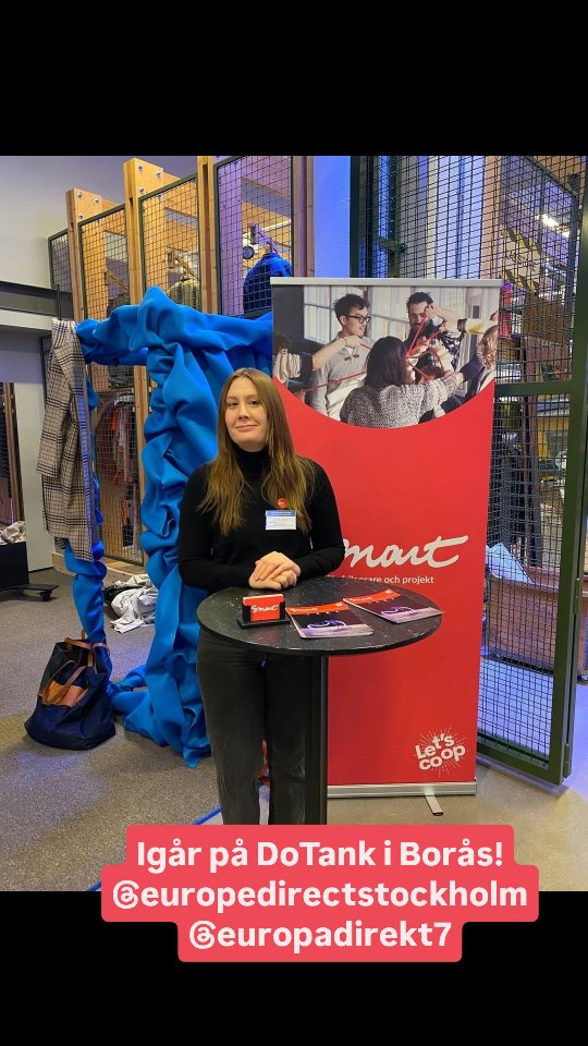 Under torsdagskvällen fick vi på Smart vara med på en riktigt inspirerande eftermiddag arrangerad av Europa Direkt Stockholm och Europa Direkt Sjuhärad på DoTank Center på Science Park Borås. Evenemanget streamades även live online.
Seminariet handlade om EU-program och finansieringsmodeller för kulturprojekt. Kvällen fylldes av spännande berättelser om pågående och genomförda projekt, konkreta tips från Kulturrådet och Kultur Västra Götalandsregionen, och massor av inspirerande möten med människor som brinner för kultur. Vi vill gärna uppmuntra alla er kulturarbetare som är intresserade av att arbeta med stöd av Smart att höra av sig till oss.
Stort tack till Europa Direkt Stockholm och Europa Direkt Sjuhärad för att vi fick vara en del av detta!
Missa inte del två av evenemanget – en skrivarstuga för mobilitetsstödet Culture Moves Europe, som genomförs i samarbete med Smart den 10 November.
Mer information om hur du anmäler dig kommer inom kort på vår hemsida.
Perfekt för dig som vill ta nästa steg med ditt kulturprojekt i Europa.