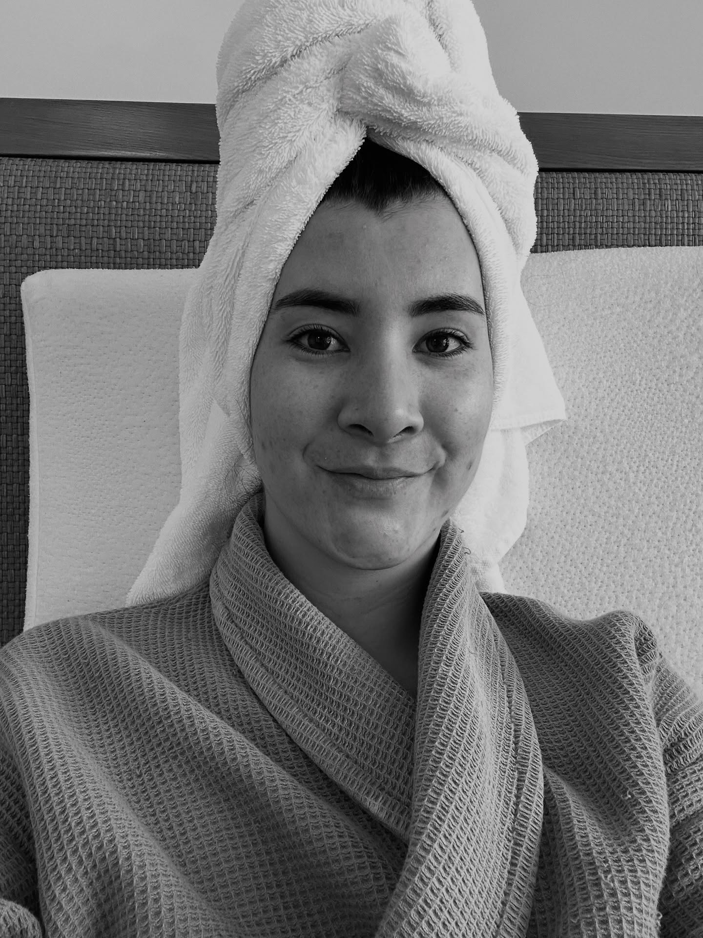 From “just woke up” to “ready for the gala.” 👀💄
I love seeing the process — the halfway moments where you’re not glam yet, but you can see it coming together.
Huge shoutout to my makeup artist for the glow-up magic. Gala night, we did that. 🤍
#StyledByBellaXO #GRWM #BeforeAndAfter #MakeupTransformation #GalaGlam #BehindTheScenes #MakeupGlow #StyleVlog #BeautyVibes