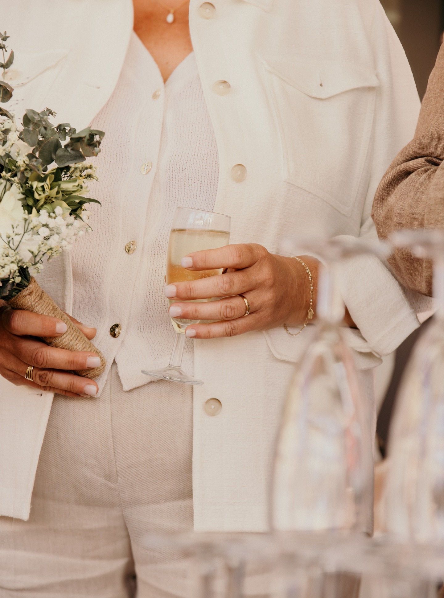 Le détail d’une promesse 🤍
Une main qui porte l’alliance, un verre levé, un bouquet serré…
Tout ce qu’il faut pour raconter l’amour sans un mot. ✨
La beauté des instants simples, capturés dans la douceur des tons beiges et naturels.
#détailsdemariage #alliance #photographedemariage #momentauthentique #lumièrenaturelle #emotioncapturée