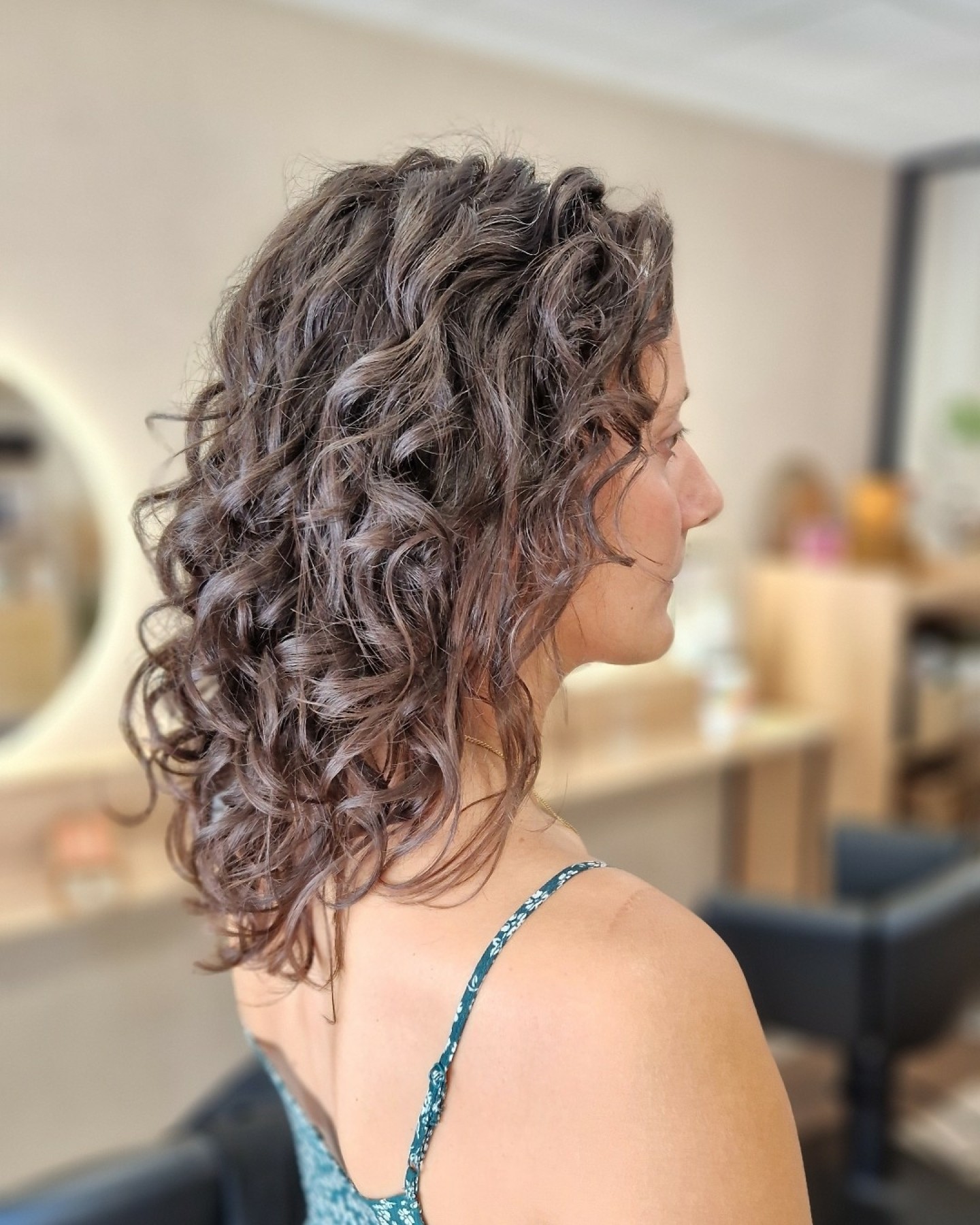 Ces boucles avaient besoin d’un petit coup de boost 🌿
Résultat : plus de volume, de brillance et une définition retrouvée !