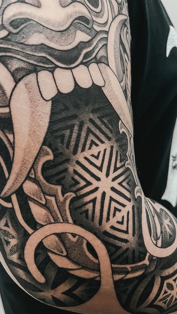 El paso por la @barcelonatattooexpo ha sido increíble. Compartir y aprender de grandes artistas es parte de las experiencias que vives en convenciones y la @baumfest es sin duda una de las mejores!
Muchas gracias a todos los que compartisteis conmigo esta experiencia.
@turkoj93
@nekro_tattoo
@marinotriana
@peri_tatt
@phobostattoo_
@laurita_eg
@natitat.ttt