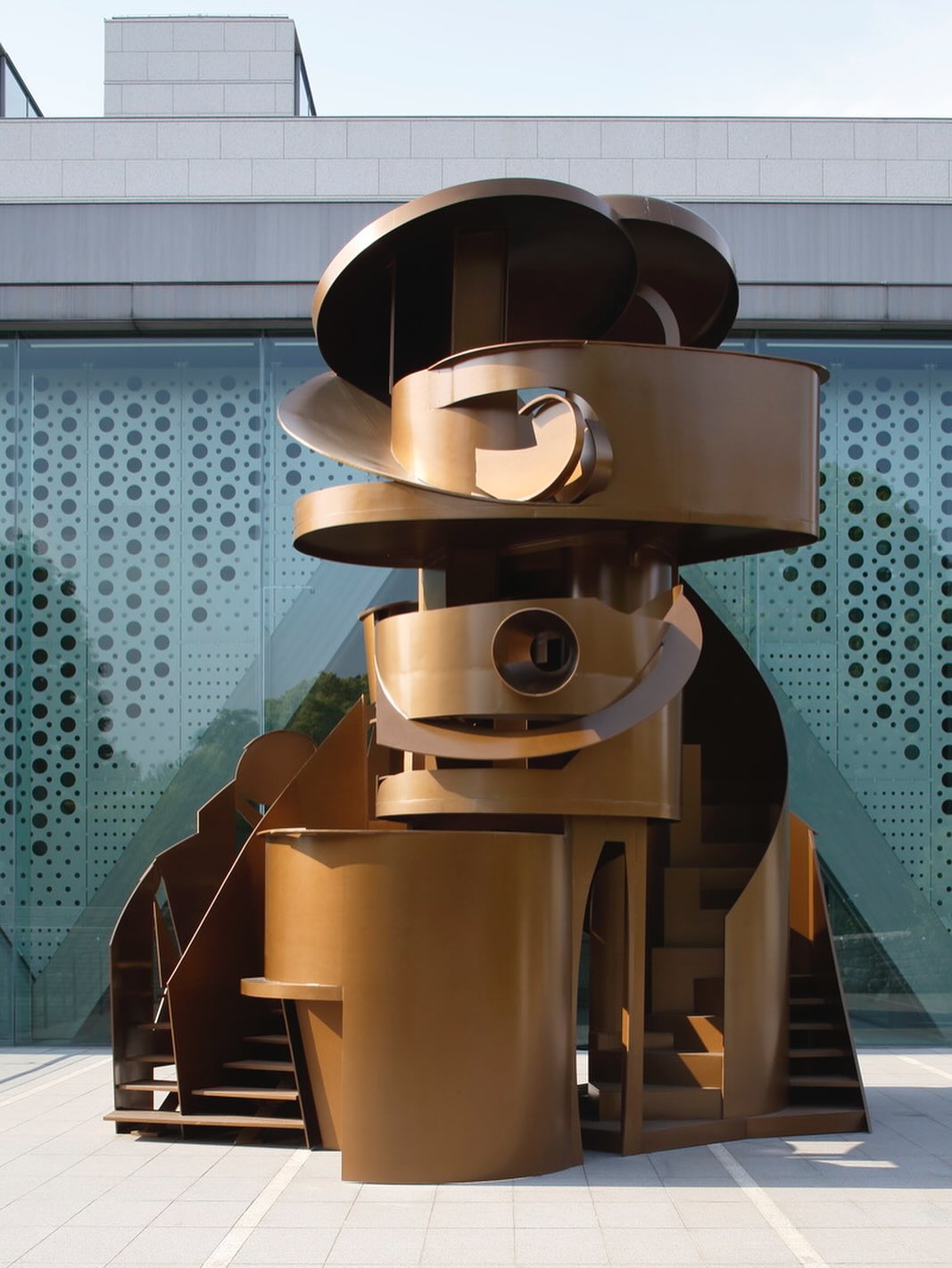 In 1991 Caro set out to make a sculpture that had an internal space that ‘really makes one aware of one’s bodily dimensions’. Following on from his previous work Child’s Tower (1983-84), made specifically for children, Tower of Discovery was made as a sculptural play space puzzle for adults.
From the mid-1980s through the millennium, Caro worked on multiple series of works at the
intersection of sculpture and architecture, what he termed ‘sculpitecture’, resulting in such projects as Cathedral (1988-91), Millennium Bridge (2000) and The Chapel of Light (2006-2008).
Anthony Caro, Tower of Discovery, 1991, steel, painted brown, 670.5 x 553.5 x 553.5 cm
Currently on display at Museum of Contemporary Art, Tokyo @mot_museum_art_tokyo
Photo credit: Keizo Kioku
#anthonycaro #caro #towerofdiscovery #sculpture #sculpitecture #motmuseum #tokyo