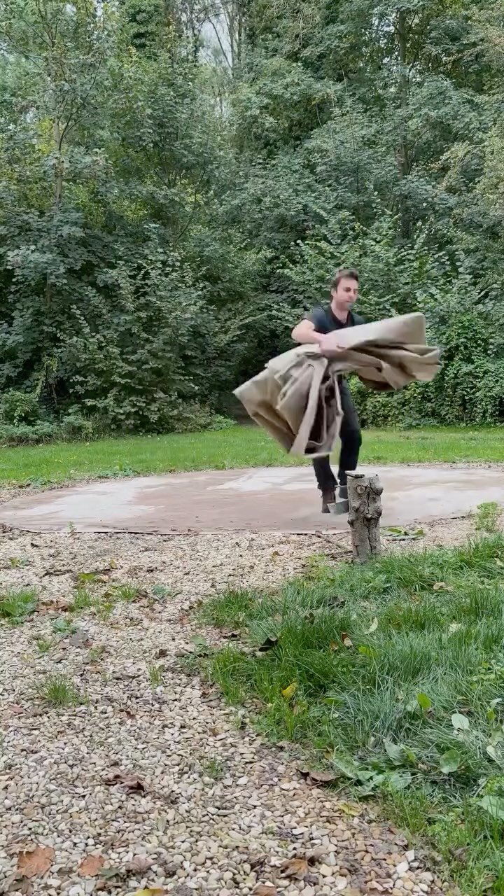 Les tentes ne s’envolent pas toutes seules… même si on aimerait bien parfois 😅🌬️
Surtout tout ce qu’il y a dedans !!!
.
.
.
.
.
#viededomaine #coulisses #automne #rangementdetentes #slowwedding #domainedevaugency #teamvaugency #glamourautrement #backstagelife #evenementiel