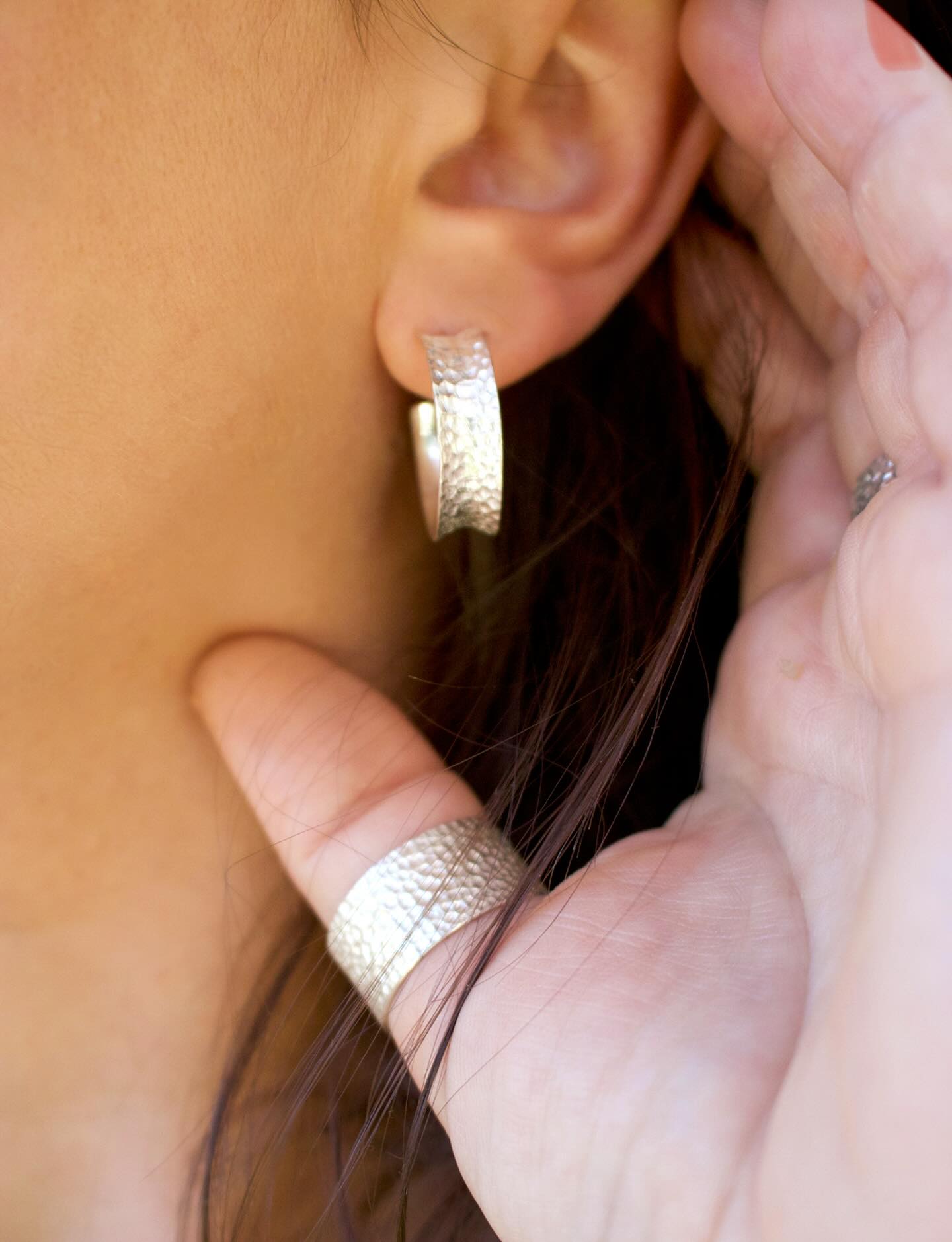 ✨Nouvelle collection maintenant disponible !✨
Ces dernières semaines, j’ai travaillé sur de nouvelles textures et des formes un peu différentes.
J’avais envie de sortir des modèles habituels, d’explorer des surfaces plus vivantes, qui captent la lumière autrement.
Chaque pièce est faite à la main, une par une, dans mon atelier.
C’est toujours un mélange de patience, de coups de marteau et d’essais avant de trouver le bon équilibre.
Les nouveaux bijoux sont maintenant en ligne sur la boutique.
Si vous aimez les matières brutes et les détails simples, ça pourrait vous plaire ✨
#bijouxartisanaux #argent925 #faitmain #creationartisanale #bijouxuniques #slowmade #labaule #presquileguerandaise #loireatlantique