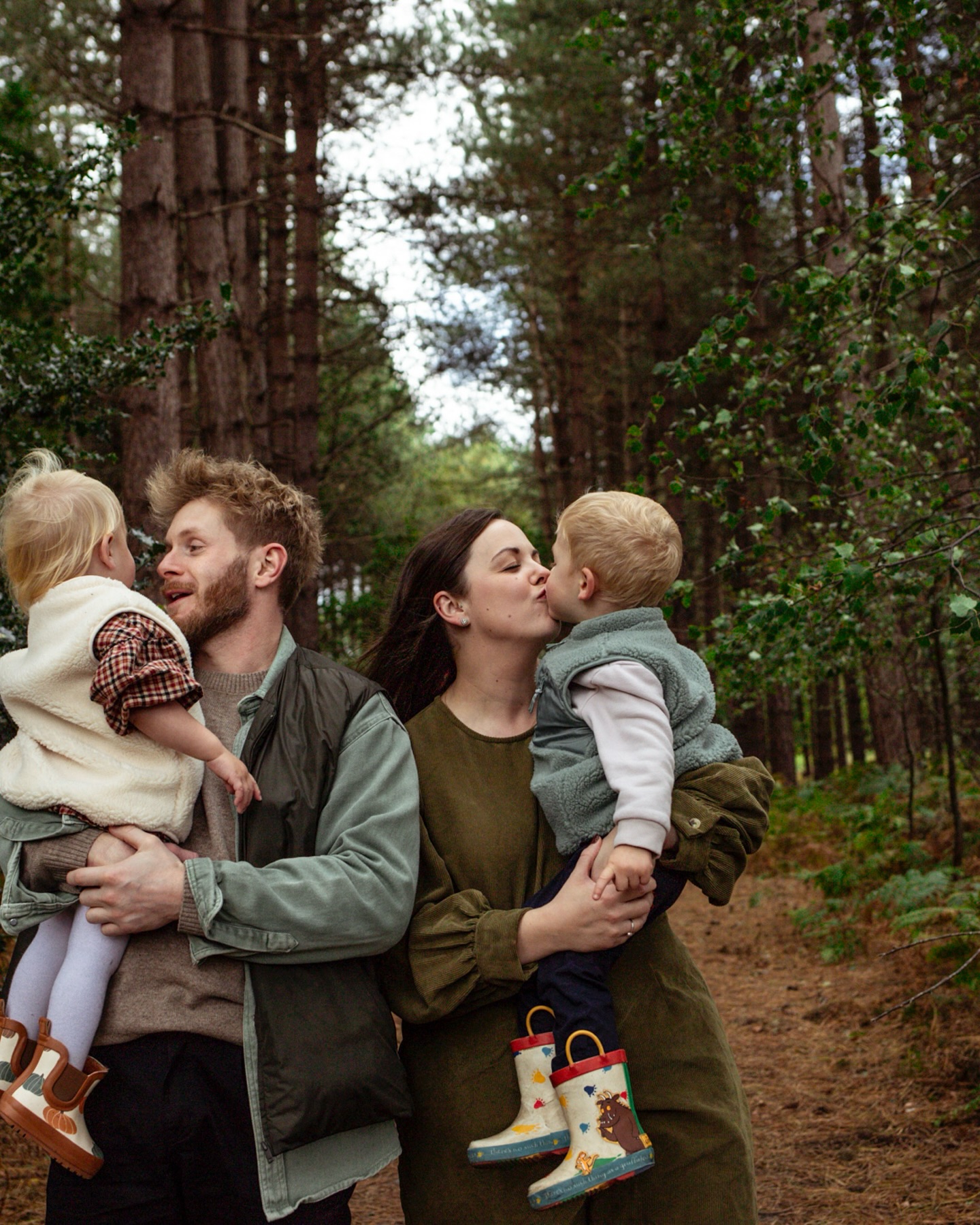 Sunday's autumn mini shoots were a huge success, thanks to the weather! 🫶🏻
I loved capturing some lush family moments with Meg, Klein, Percy, and Bonnie during our woodland adventure. 🍁