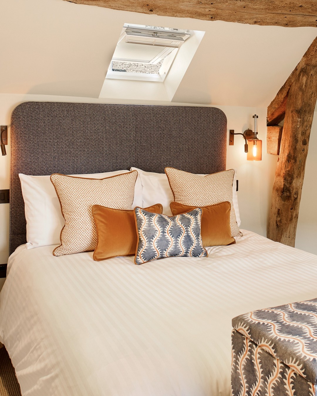 Step inside House of George W. Davies 🏨✨ Take a stroll through our beautifully designed rooms, stunning interiors, and cosy corners 🌿🍷
Discover the magic for yourself and plan your visit today 🌸🍹
#HouseOfGeorgeWDavies #StayAtHouseOfGeorgeWDavies #GeorgeWDavies #ModaBroadway