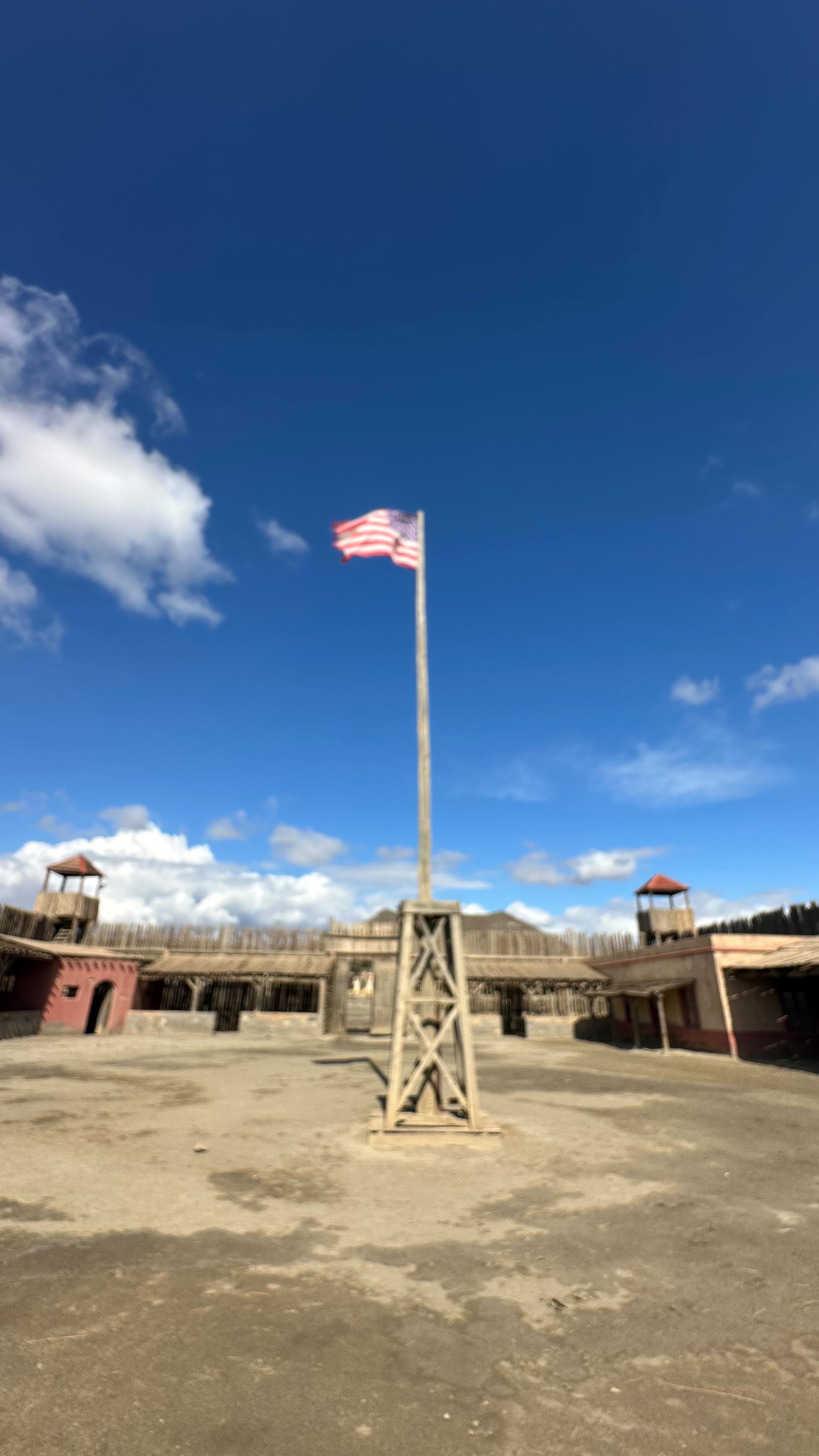 Eines meiner persönlichen Highlights unserer Reise. Ein Besuch in Fort Bravo, der Westernstadt, in der viele Kinohits wie „Spiel mir das Lied vom Tod“, „The Good, the bad and the ugly“, „Vier Fäuste für ein Halleluja“ und alle Filme der „Schuh des Manitu“ -Reihe gedreht wurden! 🤠🐎