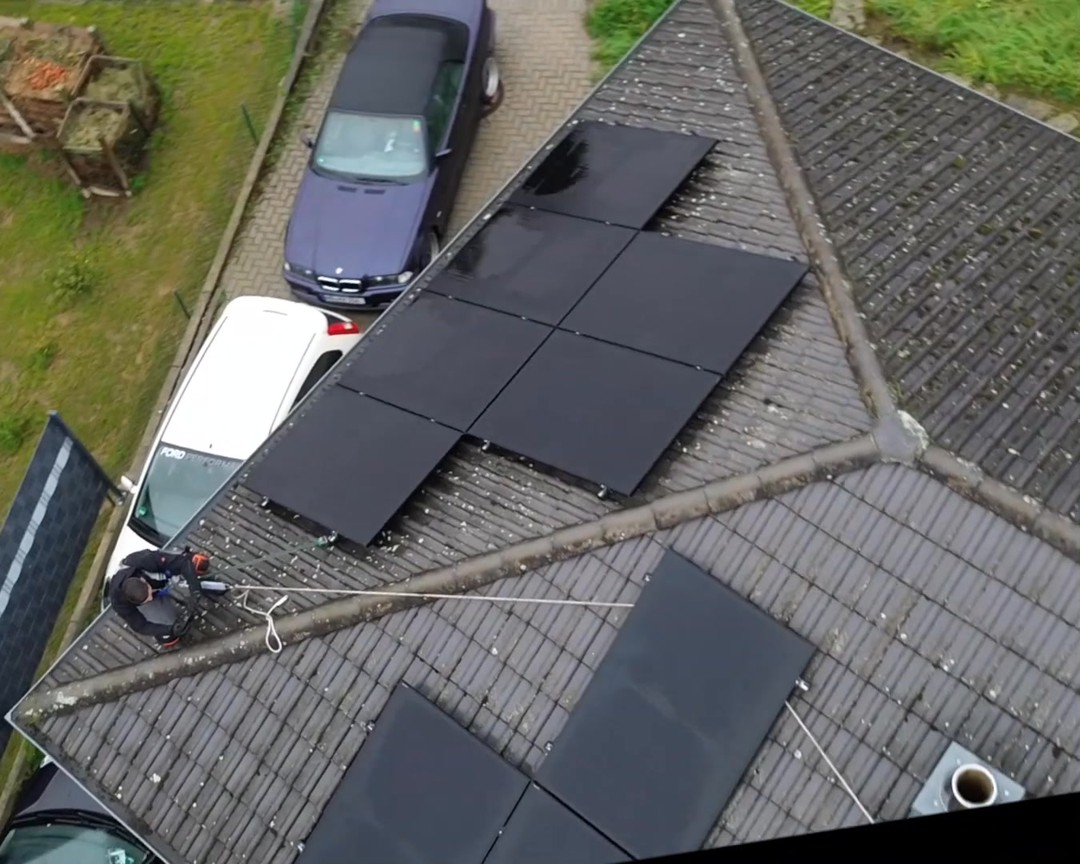 ⚠️ 95 % aller von uns geprüften Photovoltaikanlagen weisen Mängel auf, oft unbemerkt!
Viele PV-Anlagen werden installiert, ohne dass Eigentümer wissen, dass versteckte Schäden oder Installationsfehler ihre Leistung und Lebensdauer stark beeinträchtigen können.
Typische Probleme:
❌ Beschädigte oder falsch montierte Dachziegel
❌ Undichte Stellen, durch die Feuchtigkeit eindringt
❌ Fehlerhafte Verkabelung oder mangelhafte Befestigung
❌ Nicht normgerechte Installation oder fehlende Dokumentation
Solche Mängel bleiben häufig jahrelang unentdeckt – bis sie zu teuren Folgeschäden oder Ertragsverlusten führen.
Unsere Lösung:
✅ DEKRA-zertifizierte Sachverständige
✅ VDS-zertifizierte Sachverständige
✅ Öffentlich bestellt und vereidigte Sachverständige
✅ Professionelle Vor-Ort-Begutachtung durch erfahrene Experten
✅ Umfassende Foto- und Messdokumentation
✅ Normgerechte Prüfung aller elektrischen und baulichen Komponenten
✅ Online-Gutachten innerhalb von 24–48 Stunden
Wir bieten nicht nur Gutachten – wir schaffen Aufklärung, Sicherheit und Vertrauen in Ihre Photovoltaikanlage! 💡
📍 Bundesweit verfügbar
🌐 Online & vor Ort
🏆 DEKRA-zertifiziert
👉 Jetzt Gutachter direkt online buchen oder kostenlose Mängel-Checkliste auf unserer Website herunterladen:
🔗 www.gutanova.de
#Photovoltaik #PVAnlage #Solaranlage #PhotovoltaikGutachter #Gutachten #Energieberatung #Eigenheim #Nachhaltigkeit #Energieeffizienz #Sachverständiger #Dachprüfung #elektrotechnik