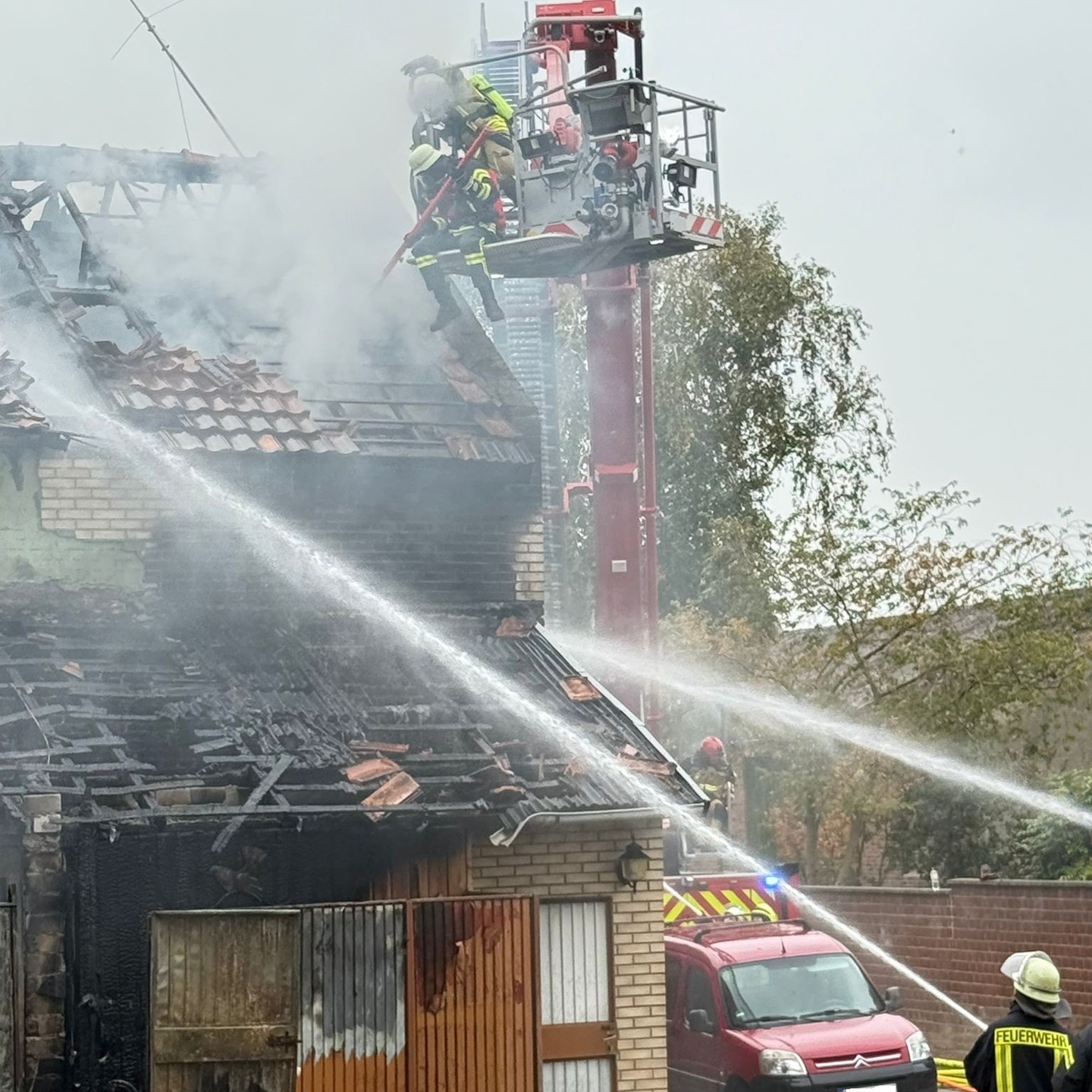 EINSATZBERICHT
Drohne unterstützt bei Gebäudebrand in Freialdenhoven
Heute Mittag wurde die IuK-Drohneneinheit zur Unterstützung der Feuerwehr Aldenhoven nach Freialdenhoven alarmiert.
Bei einem Gebäudebrand (BD3) kam die Drohne zum Einsatz, um die Lage aus der Luft zu erkunden und die Einsatzleitung vor Ort mit aktuellen Luftbildern und Informationen zu unterstützen.
So wurden z. B. Glutnester im Bereich der oberen Stockwerke gezielt detektiert. Im weiteren Einsatzverlauf lieferten die Drohnenbilder außerdem wertvolle Einblicke für die Baufachberaterin des THW, die damit die Lage an der Einsatzstelle noch präziser beurteilen konnte.
Hier ein paar Eindrücke vom Einsatz! Weitere Informationen zum Einsatz auf den Infokanälen der Feuerwehr Aldenhoven. (pb)
#Feuerwehr #Einsatz #Drohne #Aldenhoven #THW #Einsatzbericht #Teamwork #TechnikimEinsatz