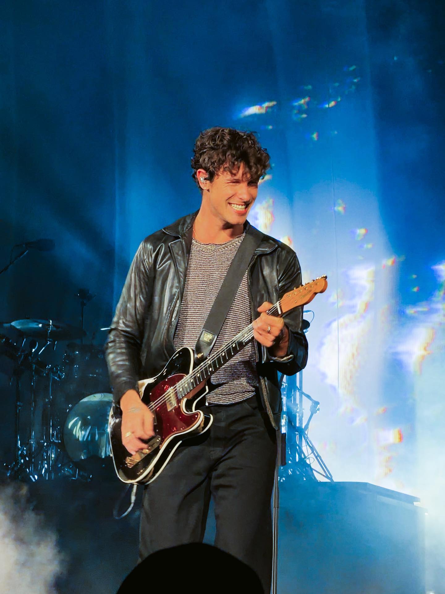 Foi uma longa estrada, mas um belo caminho! Vimos de pertinho alguns shows da On The Road Again Tour nos Estados Unidos e relembramos como Shawn Mendes reencontrou seu amor pelos palcos. 🤎
Leia a matéria completa em www.weinthecrowd.com
✍️📷 Amanda Spindola