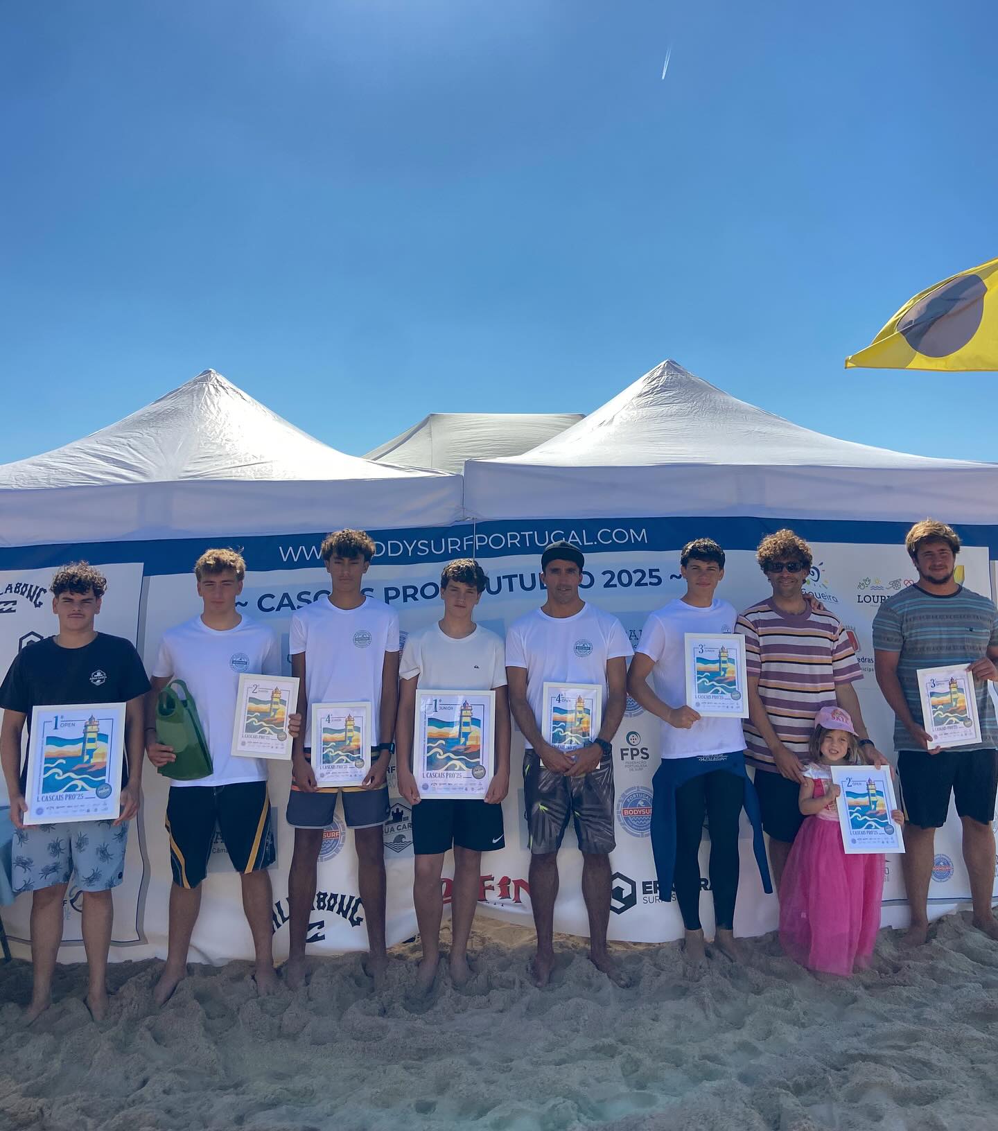 Pódio Cascais Pro ‘25.
Categoria Júnior:
1º Santiago Boia
2º David Nascimento
3º Mihnea Metaxa
4º Duarte Esteves
Categoria Open:
1º Gui Santos
2º Henrique Madeira
3º Thomas Capucho
4º João Esteves
Parabéns a todos os atletas!!! 🔥
@cascais_oficial
@fps_oficial @ericeirasurfskate @billabong_portugal @dafineurope @espumantaria.pt @portugalnatural_co @fonte_viva_culligan @thebodysurfschool @portugalrentacar @asswsurfacademy @surfrider.lisboa @meobeachcam @ahua.surf @ferroviario.bar.terraco