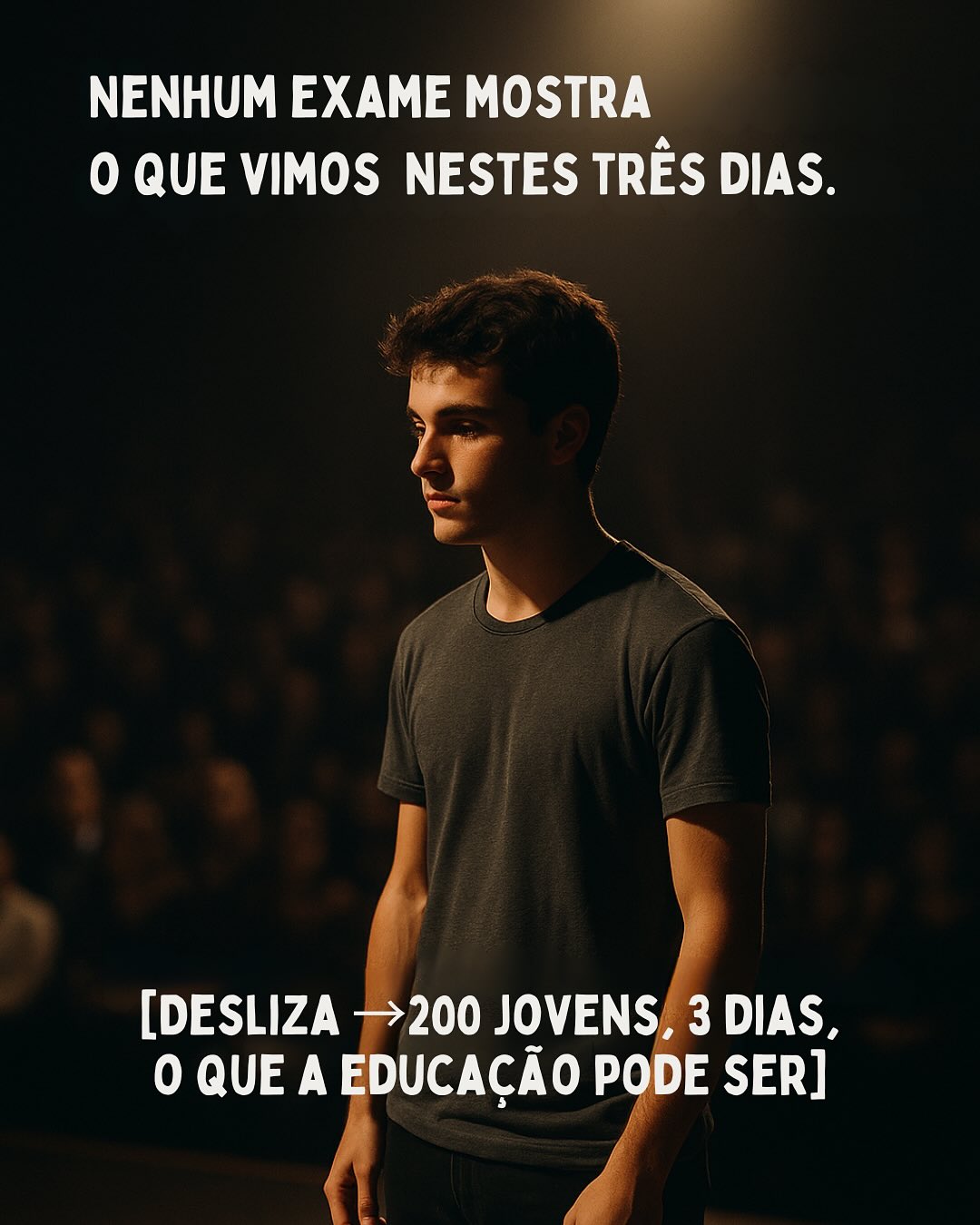 Durante 3 dias, assistimos a algo extraordinário:
Mais de 200 jovens do 12.º ano da escola Waldorf das nossas filhas apresentaram publicamente projetos que prepararam durante 1 ano inteiro.
Não eram testes. Não eram notas. Eram ELES: na forma mais pura e corajosa.
─────────────────────
O QUE VIMOS:
→ Motas construídas do zero → partituras compostas e regidas → Documentários sobre abuso transformados em prevenção → Danças que contavam histórias que as palavras não alcançam → Livros que guardam memórias
E sobretudo: Jovens que se mostraram INTEIROS. Com dúvidas, com coragem, com propósito.
─────────────────────
PROJETO FINAL DE 12º ANO:
Uma tradição em todas as escolas Waldorf: No 11.º ano, cada aluno escolhe um projeto com significado PESSOAL.
Não é “trabalho escolar”. É RITO DE PASSAGEM.
É o momento em que dizem ao mundo: “Isto sou eu. Isto é o que tenho para oferecer.”
─────────────────────
O MOMENTO QUE NINGUÉM ESQUECERÁ:
Uma jovem de 17 anos contou a sua história de abuso. Transformou-a num documentário. Criou um projeto de prevenção.
Falou com uma coragem que poucos adultos têm.
Quando terminou, a plateia INTEIRA levantou-se.
Não era só aplauso. Era reconhecimento: “A tua história importa. A tua coragem salva vidas.”
Chorámos todos.
─────────────────────
A REFLEXÃO:
Num mundo que insiste em medir todos pela mesma régua, estes 3 dias lembraram-nos:
→ A educação NÃO é linha de montagem
→ Quando há tempo, espaço e confiança, cada jovem FLORESCE
→ Eles não são “o futuro”: são o PRESENTE que nos ensina
─────────────────────
E SE...
Mais escolas acreditassem assim nos alunos?
Como seria o mundo se educássemos para a AUTENTICIDADE e não apenas para o desempenho?
─────────────────────
Se és educador, pai/mãe ou simplesmente acreditas que a educação pode ser mais humana:
- Partilha este post.
- Marca alguém que precisa de ler isto.
- Vem conversar nos comentários.
─────────────────────
E se queres saber mais sobre a pedagogia que VIVE isto todos os dias:
Formação “Pedagogia do Invisível” 🔗 Link na bio Aberta a todos que acreditam na infância e juventude.💛