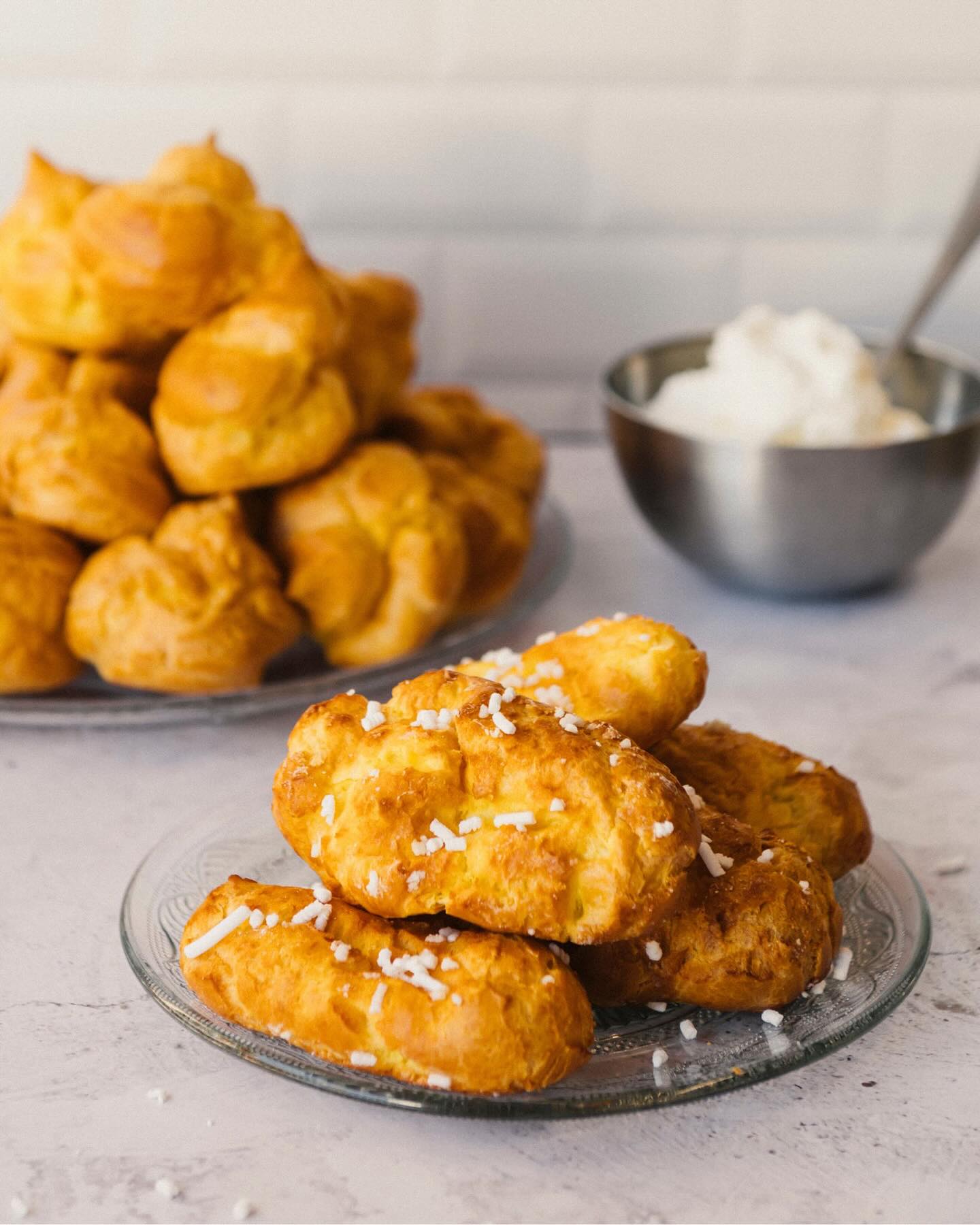 Nato in Francia nell’Ottocento, l’éclair ha lo stesso impasto dei bignè e del Paris-Brest. Il nome significa “lampo”, perché sparisce in un attimo. Gli éclair gluten free sono una delle novità della Spiga Amica, con una base leggera e una farcitura generosa di panna montata o crema al cioccolato. Da provare ripieni di gelato come merenda o dessert.
#laspigaamica #glutenfree #senzaglutine #éclair #pasticceriaglutenfree #dolcisenzaglutine #cioccolato #panna #pastachouxglutenfree
Ph @ramiro_castro_xiques