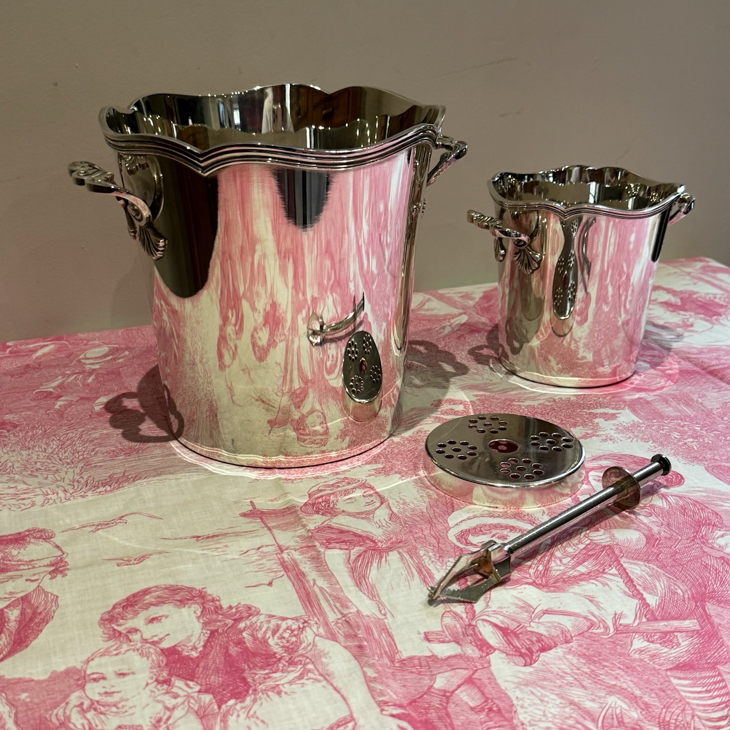 ❌vendu❌Un très bel ensemble comprenant un seau à champagne , un seau à glaçons et pince à glaçons en métal argenté style Louis XV.
Superbe décor à bords chantournés , et contours filets , les prises à décor de coquilles .
Hauteur seau à champagne : 19 cm
Ø : 19
Poids : 1kg439
Hauteur seau à glaçons : 13 cm
Ø : 12 cm
Poids : 589 grammes
Pince à glaçons : longueur 17 cm
Poids : 60 grammes
Un joli ensemble , en bon état intérieur comme extérieur.
Métal argenté de très bonne qualité.
Poinçons au revers Pemja .
🛒prix et disponibilité dans la boutique en ligne.
#argenterie #artdelatable #artderecevoir #seauachampagne #seauaglacons #pinceaglaçons #louisxv #décoration #elegance #raffinement #antiquites #misslittlebottle