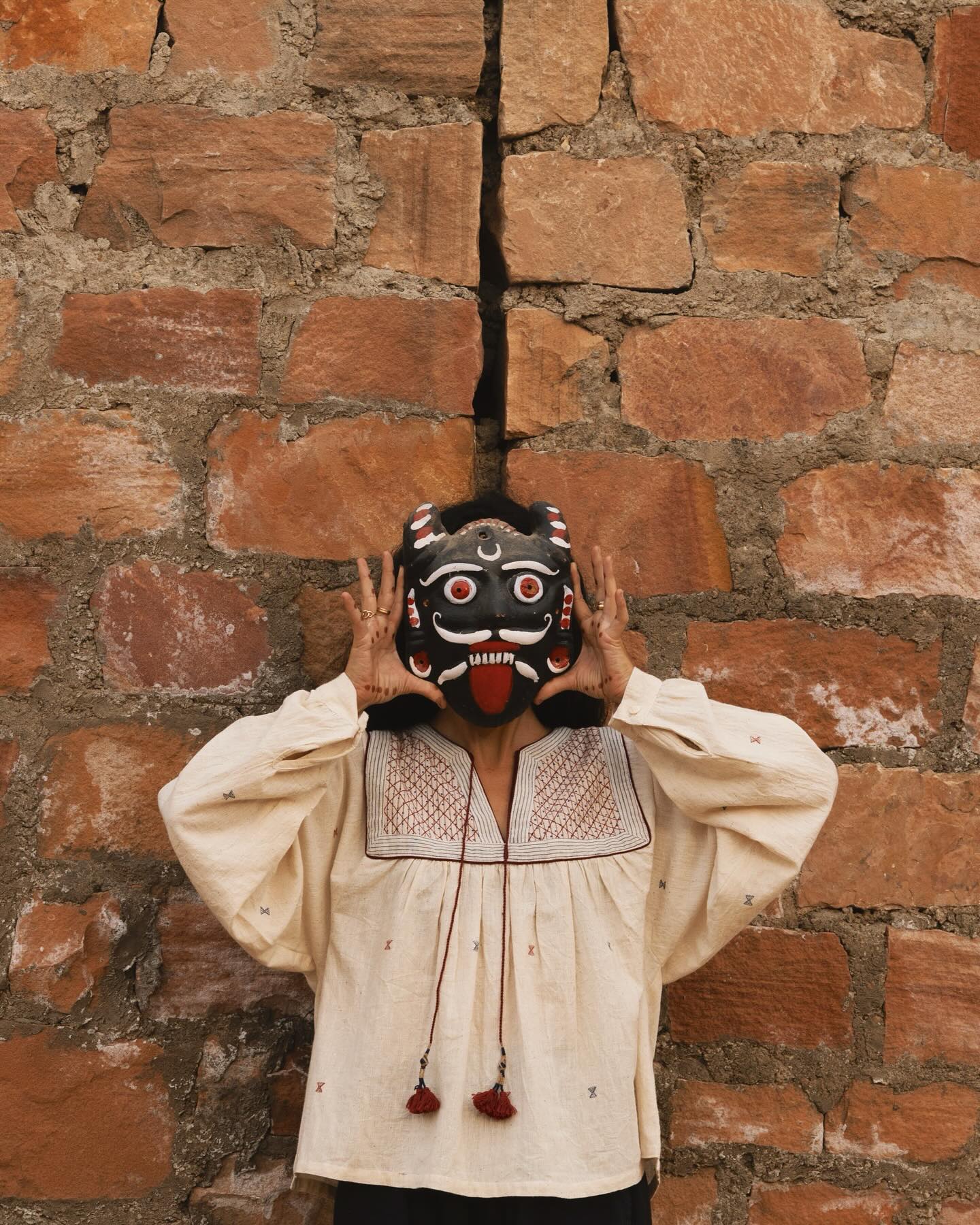 The Handwoven Kora Blouse
Woven by hand, stitched with care, this blouse combines three handwoven cottons and is finished with handcrafted tassels.
On our earlier journeys we mainly dived into block printing, but this time we were drawn deeper into the rhythm of the handloom. Where every thread carries patience, skill and tradition.
Soon available at the THAAMSZ store in Utrecht and online!
✨Pics by @tirtha.studio & @saraji.santarelli