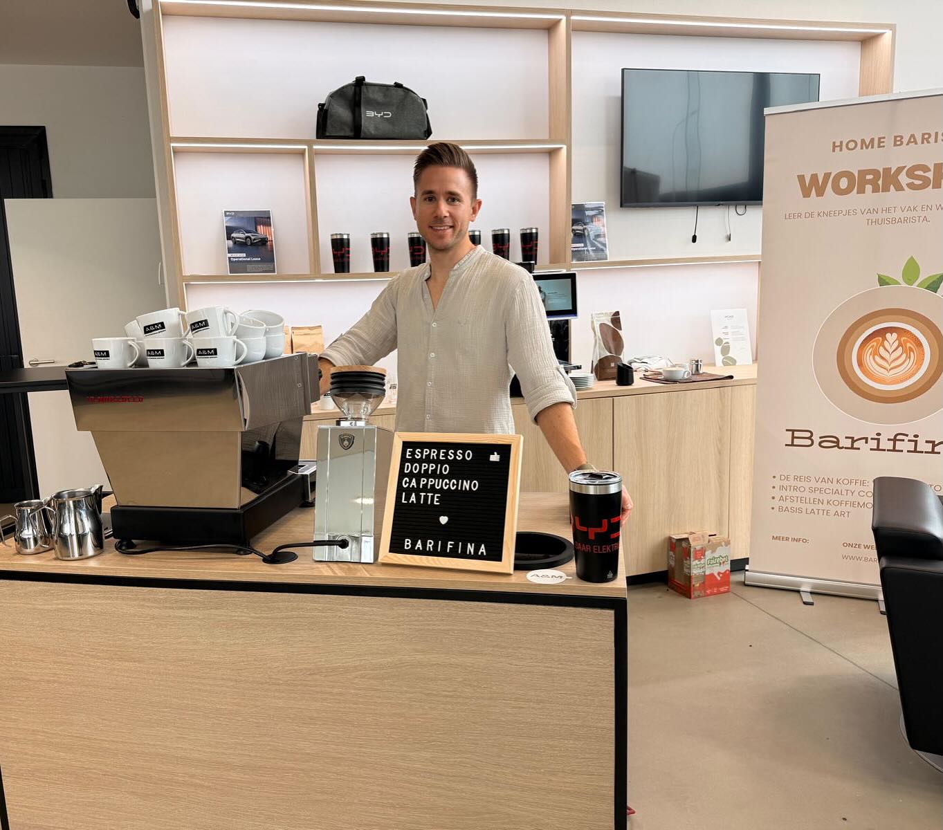 Bedankt @anmgroup_byd !!
Wat een fijne ervaring om vandaag onze barista service te mogen aanbieden in jullie concessie!
We werden warm onthaald, genoten van de gezellige sfeer, de prachtige wagens en natuurlijk… heerlijke koffie! 😍
Bedankt voor de uitnodiging en de gastvrijheid — we kijken ernaar uit om nog eens langs te komen!
👉 Wil je gebruik maken van onze mobiele koffiekar?
We verzorgen graag jouw event, feest of andere gelegenheid met heerlijke koffie en een glimlach! ☕️✨
#baristaservice #aenmgroep #koffiemoment #gezelligheid #byd #coffeetime #mobielekoffiekar #eventservice #coffeeandcars