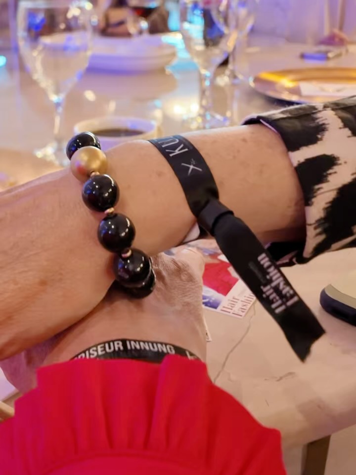 #recap Hair meets Fashion 3/3
1. Glückliche Gesichter & tolle Gespräche ✔️
2. Banner✔️
3. Standaufbau✔️
4. Giveaways✔️
Danke an alle💛
1. Smiles, vibes & great connections ✔️
2. Banners ✔️
3. Booth setup✔️
4. Giveaways ✔️
Thanks for being part of this amazing event 💛
#kuztoyourhair💋 #eventrecap #hairstylist #haircare #friseur #friseurinnung #hairfashion