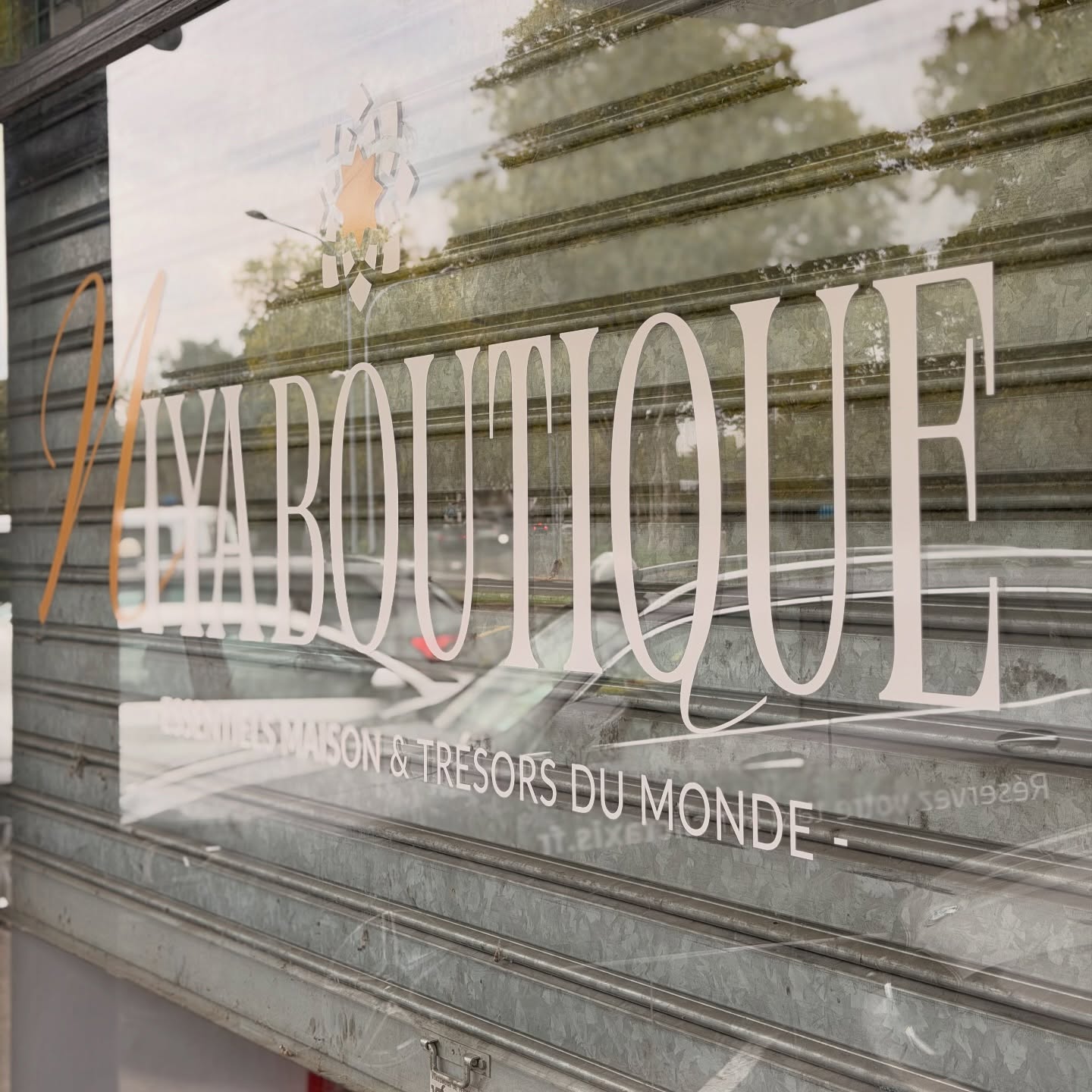 Nouvelle création signée @zocom.fr ✨
Réalisation et pose d’un adhésif vitrine pour offrir à notre cliente @niya_boutique_orleans une visibilité optimale et un habillage moderne à son image 💫
#zocom #communicationvisuelle #adhesifvitrine #signalétique #orleans #designgraphique #identitevisuelle @ilicom_orleans