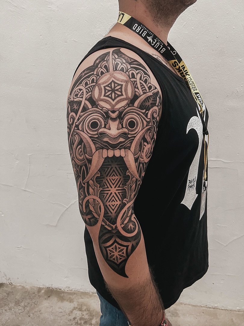 Barong Mask. Realizada en @barcelonatattooexpo para mi compadre @turkoj93
Gracias por el aguante y por aguantarme durante estos días. Gracias también a mi “ayudadora” preferida @laurita_eg .Lo habéis dado todo!!
#blackworktattoo #geometrictattoo #barong #barcelonatattooexpo #tattoojourney #blackworkers #tattooconvention2025 #dotwork #sleevetattoo #sacredgeometrytattoo