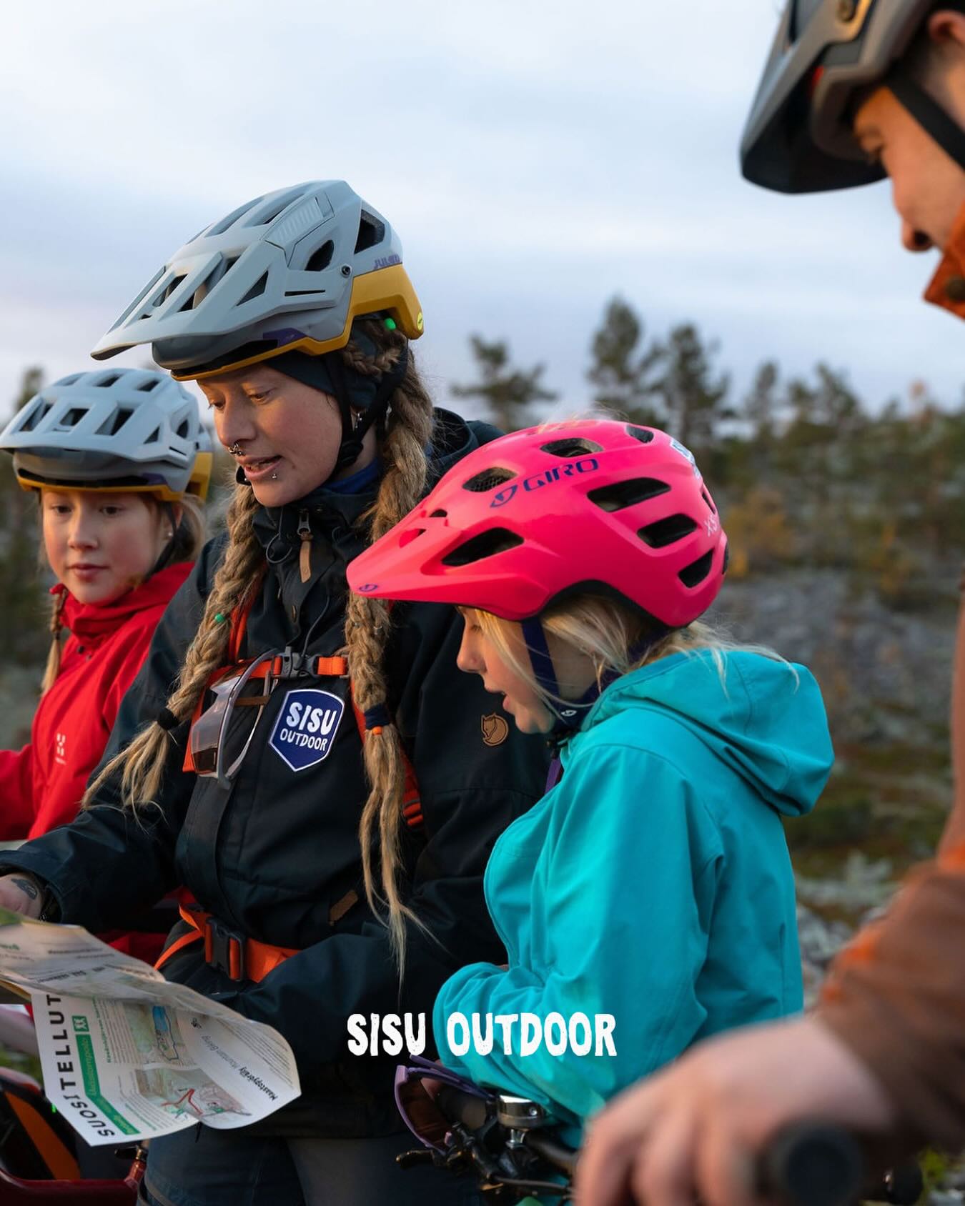 Syyslomat kutsuvat seikkailuun! 🍂
Nauti vielä ruskan väreistä ja raikkaasta ilmasta koko perheen voimin – pyörän selässä maisemat näyttävät aina paremmilta!
Varaa pyörät ennakkoon – säästät 10 % koodilla ETU10 ✨
👉 Varaa nyt (linkki biossa)
🚴♀️🚴♀️🚴♀️🚴♀️🚴♀️🚴♀️🚴♀️🚴♀️🚴♀️🚴♀️🚴♀️🚴♀️🚴♀️
Enjoy the colors of autumn and the fresh air with the whole family – the scenery always looks better from the saddle. 🚴♀️🚴♂️
Book your bikes in advance and save 10% with the code ETU10 ✨
#SisuOutdoor #Syysloma #Perheseikkailu #Pyöräily #yllas #visitylläs #visityllas