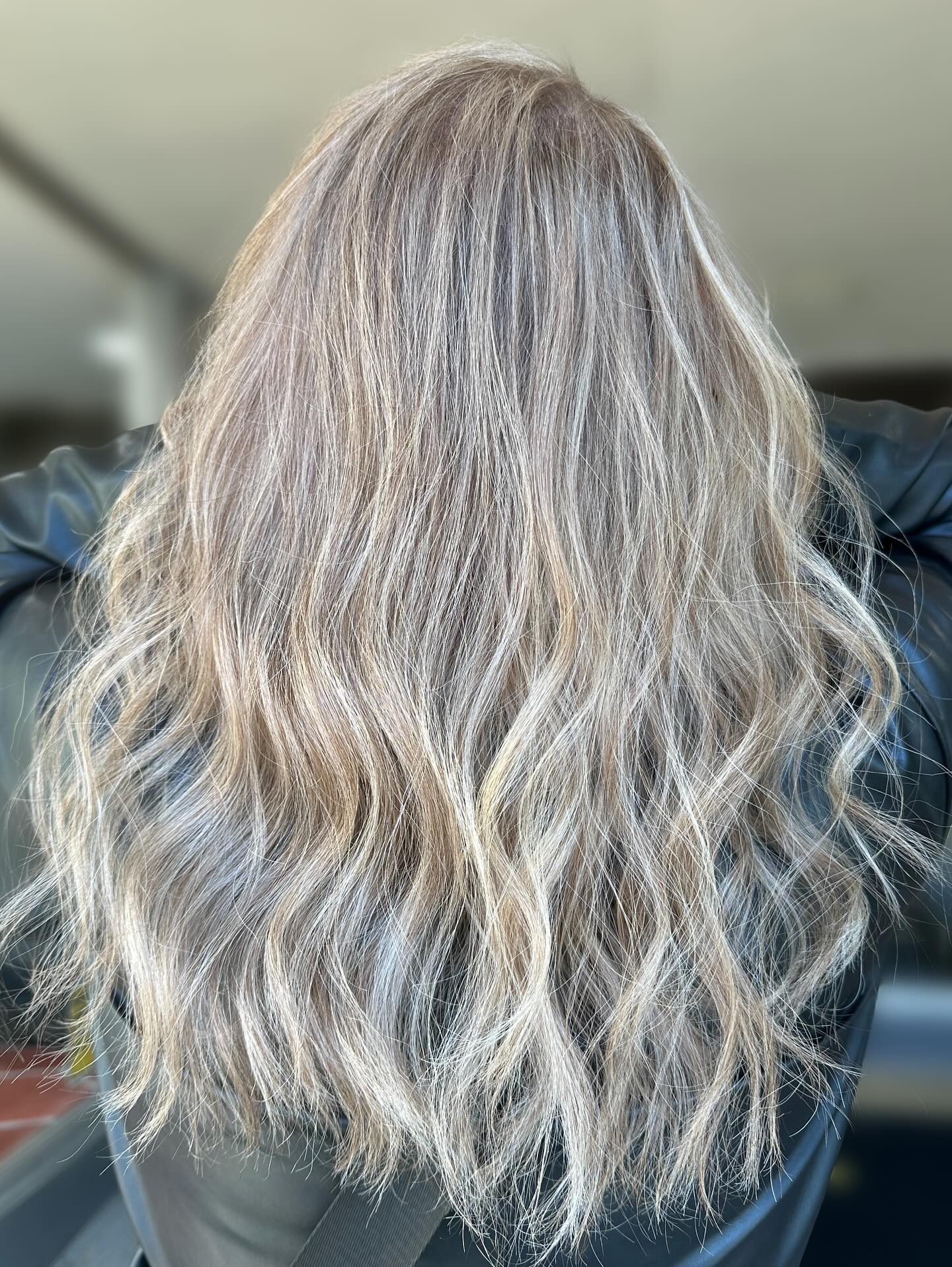 ✨ From box dye to bombshell ✨
Her first time ever in a salon chair —
and we gave her a whole new glow 🤍
Healthy, dimensional, and soft blonde for the win 💫
.
.
.
Located inside Downtown Roots Salon
📍 321 Clinton St Defiance Ohio
🔗 BeautiByMandi.com