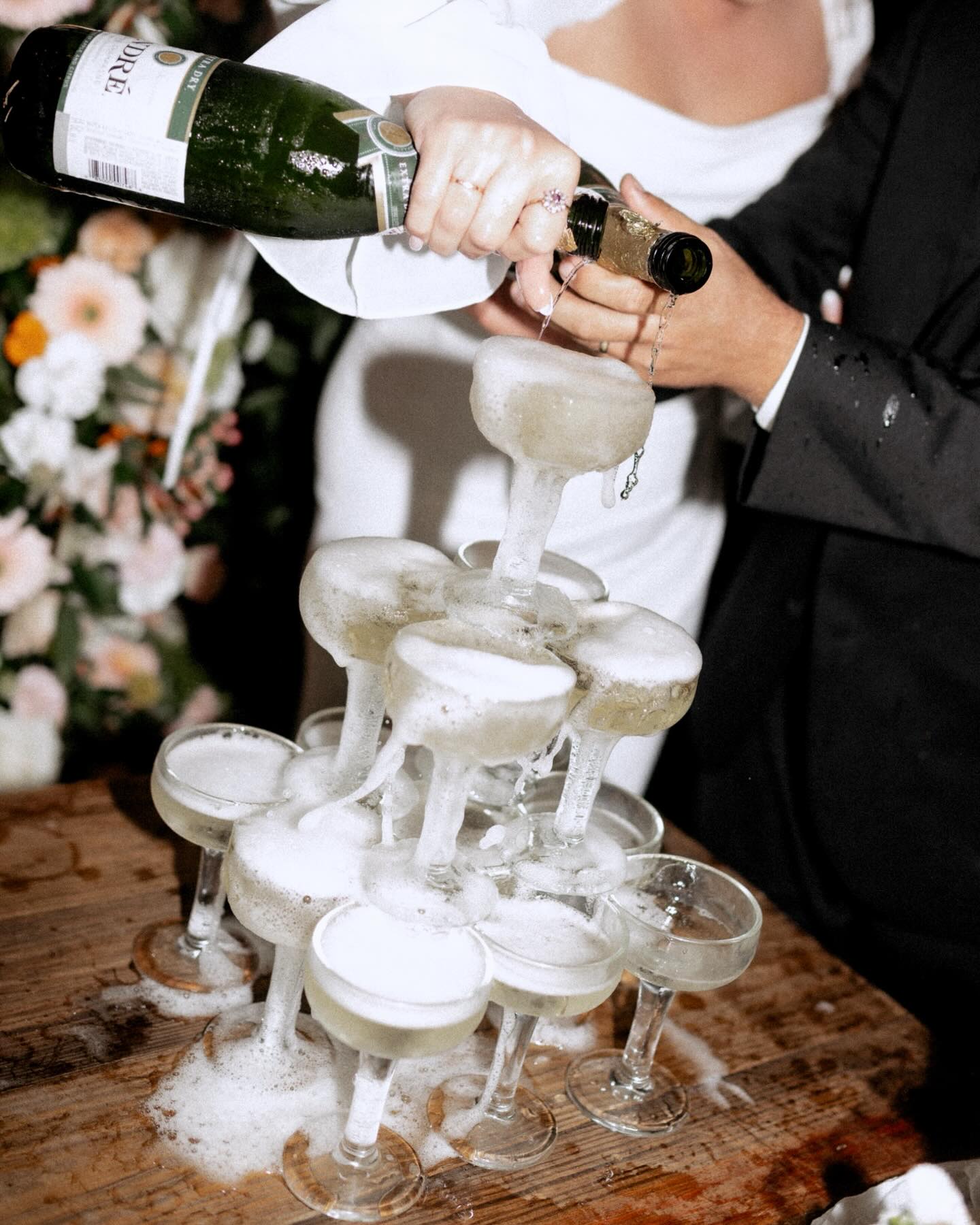 Tips on how to have a great wedding reception:
1. Marry the love of your life
2. Let go of all expectations
3. Invite your closest friends and family
4. Hire someone who will play your favorite jams ( @djjordanpcola )
5. Dance the night away
Coordinator: @tlevents_
Tent/rentals: @popetentsandevents20
MUA: @alexisrubycollective
Hair: @hairbycarolinemcdonald
Florals: @fleurzoeflorals
Cake: @katescakes_pensacola
Desert: @nothingbundtcakes
Food: @chickfila
Music: @djjordanpcola
Dress: @aisle_and_veil
Men's fits: @menswearhouse
#photographer #weddingphotographer #floridaweddingphotographer #travelweddingphotographer #pensacolaweddingphotographer #wedding #floridawedding #alabamawedding #reception #party #weddingreception #alynnephotos #alynnephotography