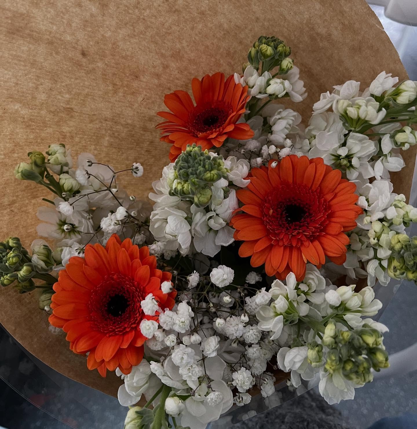 Fresh flowers ♡
#apartmentrental #paris6 #airbnb #apartmentparis #saintgermaindespres #stayinparis #authentic #parisian