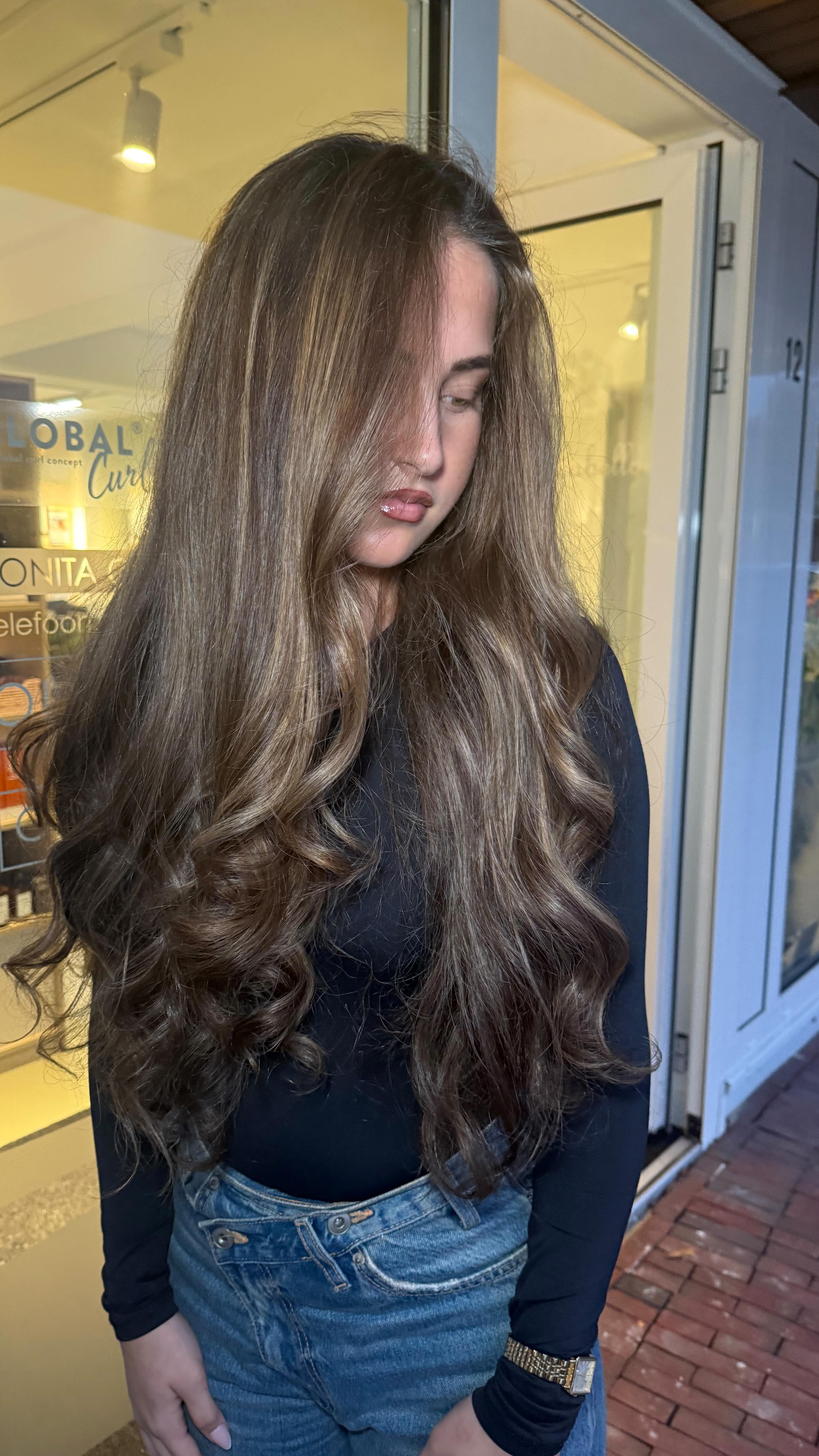Zeg maar dag tegen saai haar - deze prachtige dame kreeg gisteren een completen hair glow-up 😍✨
We creëerden subtiele highlights, een zachte face framing en lieten alles prachtig overlopen in haar natuurlijke kleur. Zo blijft het niet alleen super stijlvol, maar ook onderhoudsvriendelijk.
Het resultaat? Een tijdloze, luxe look met die echte old money feel dankzij de blowout 💕
#oldmoneyhair #luxuryhair #longhair #faceframing #effortlessbeauty #duurzaamkleuren