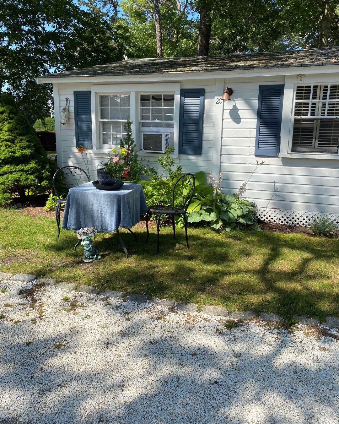 Morning coffee tastes better out here. 🌿☕ Sunshine, fresh air, and a table waiting just for you.
#YarmouthCountryCabins #CapeCodLife #BeachVibes #OceanAir #CoastalDays