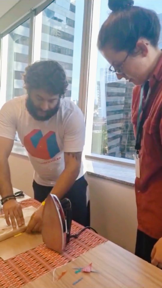 De sacolinha plástica a acessório único! 💚♻️
Em Junho, durante a Semana do Meio Ambiente, realizamos uma oficina no @grupoalphaville que mostrou na prática como criatividade e sustentabilidade andam juntas!
Foi incrível ver a equipe transformando ideias em produtos como chaveiros, ecojóias, bolsinhas e entendendo que o "lixo" é, na verdade, uma matéria-prima cheia de valor e potencial!
Uma experiência que envolveu, integrou e inspirou todos os participantes que saíram de lá com a certeza de que cuidar do planeta é o melhor investimento para o futuro!
Além dos itens que produziram durante a oficina, cada participante ainda levou para casa de brinde um vasinho com suculenta, produzido através de outras duas técnicas para reciclagem de resíduos plásticos pós-consumo: a trituração e a injeção!
Quer um final de ano com mais consciência e inovação para seu time?
Entre em contato com a gente!!
#sustentabilidadenapratica #criatividade #teambuilding #conscienciaambiental #responsabilidadesocial #maravilixo