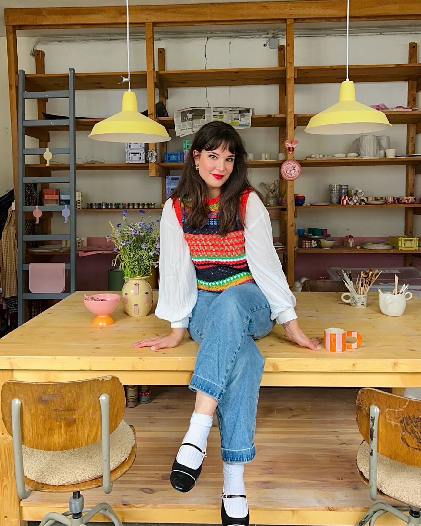 Liebe Zuckerschnitten!
Wer hätte das gedacht? Ich habe so lange davon geträumt, selbstständig sein zu dürfen, und dann auch noch mit Keramik - mit Kunstkeramik.
Nachdem ich ein paar Studiengänge, eine Ausbildung und 'nen Vollzeitjob im visuellen Marketing hinter mir hatte, dachte ich in der Elternzeit: Hör auf dein Herz! Jetzt oder nie! Versuch' es und geh' auf's Ganze. Jetzt sitze ich nach 1,5 Jahren einfach auf meinem selbstgebauten Tisch (danke @robinrittalin 😘) im eigenen Studio und darf mich im @flow_magazin sehen - so richtig abgedruckt! 😍
Und ohne euch wäre das alles nicht möglich. Also DANKE! ❤️
#selfemployed #ceramicart #smallbusinessowner #ceramic #ceramicstudio #potterylove #potterylife #kunstkeramik #töpferstudio #töpferliebe #kunsthandwerk #interiør #ihavethisthingwithceramics #buntekeramic #buntbuntbunt #oodt #atelier