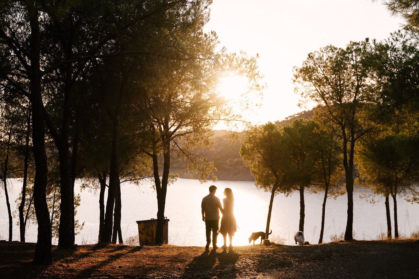 HOME - Fotografo en Jaén 14 Ellos, su complicidad… y sus perretes, que forman parte de su historia tanto como ellos mismos 🐾❤️
Mañana tenemos su gran día, y no podemos estar más ilusionados. Porque cuando una pareja transmite tanto cariño y energía bonita, sabes que lo que está por venir será especial.
Gracias por confiar en nosotros para guardar vuestros recuerdos, ¡mañana lo daremos todo!
.
.
#bodasjaen #juangarciarisquez #fotografiadeboda #parejasreales #weddingphotographer #fotografodebodas #reportajedeboda #perrosenlaboda #prebodajaen #bodaselegantes #fotografiabonita #parejasfelices #jaenwedding #bodas2026 #weddingday