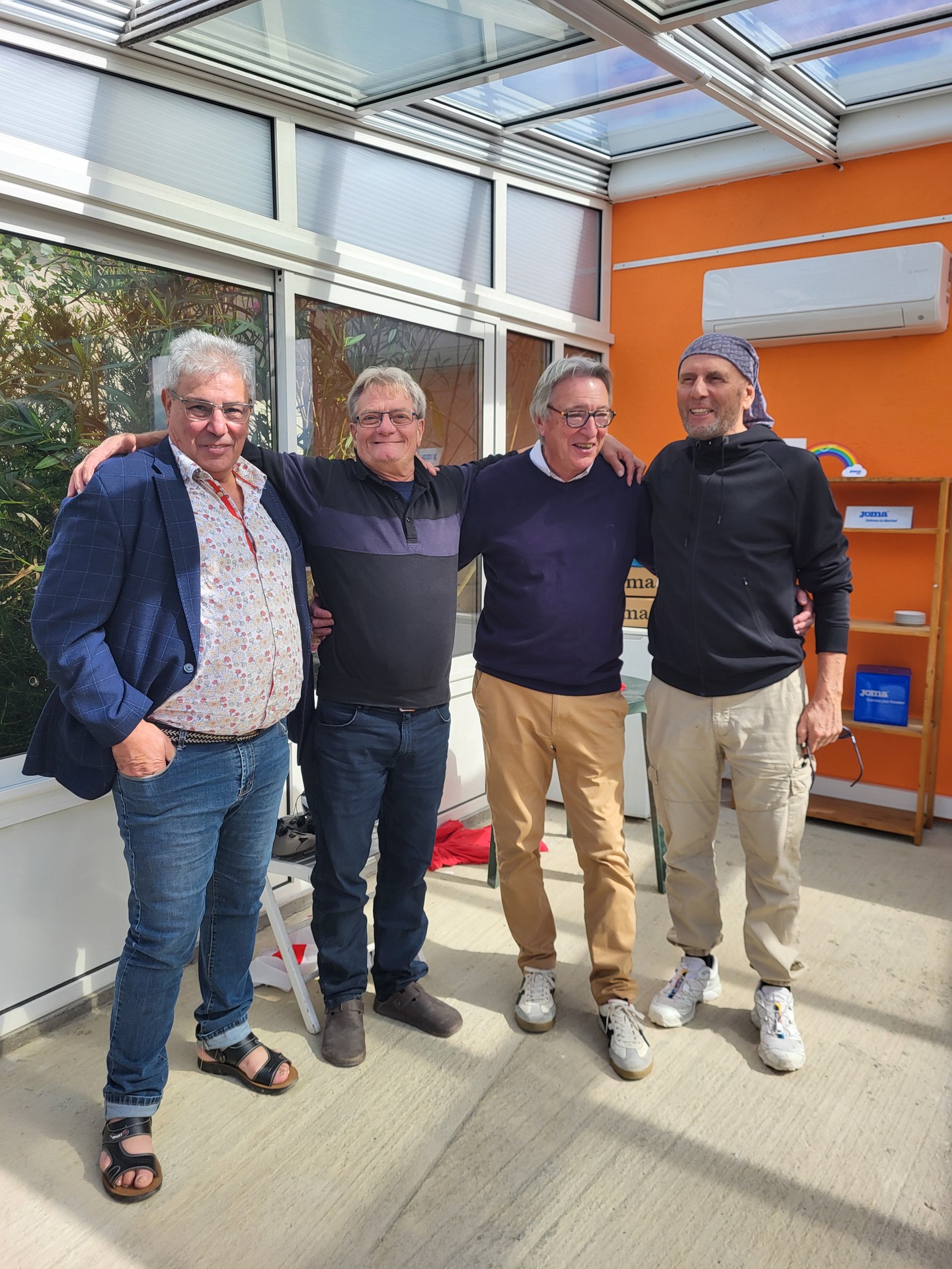 De gauche à droite :
🚲 M. Nekkache, patron et père attentionné qui dédie tout son temps libre à soutenir ses deux jeunes fils talentueux à se dépasser dans le cyclisme.
🏠 Alain RAGOT, directeur de l'entreprise Véranda et Verrière de France à Pujaudran, qui soutient depuis 2016 La Ronde de L'Isard et qui dans une suite logique, se lance dans un nouveau partenariat avec GCD, un club de vélo dirigé par Thierry Bédard... To be continued 😉
🚲 Guy Sans est le président emblématique de la Ronde de l’Isard, une course cycliste ariégeoise devenue un tremplin pour les futurs champions comme Romain Bardet ou Thibaut Pinot. Passionné et visionnaire, il a transformé cette épreuve en un rendez-vous incontournable, alliant exigence sportive et convivialité. Sous sa direction, la Ronde de l’Isard est devenue un laboratoire à ciel ouvert, où les jeunes talents se révèlent sur des parcours montagneux exigeants. Son engagement a fait de cette course un pilier du cyclisme amateur, mêlant performance et esprit familial.
⚽Élie Baup, une figure marquante du football français, qui est connu pour sa double casquette de défenseur emblématique (notamment à Bordeaux, Nantes et Monaco) puis d’entraîneur respecté. Il a marqué l’histoire en menant l’Olympique de Marseille en finale de la Ligue des Champions en 2004, une performance rare pour un club français. Son parcours d’entraîneur, ponctué de titres et d’une philosophie de jeu offensive, a renforcé sa réputation de tacticien exigeant et passionné. Aujourd’hui, il reste une référence pour les amateurs de football, symbolisant la transition réussie entre terrain et banc de touche.
#célébrités #VVF #GCD #vélo #football