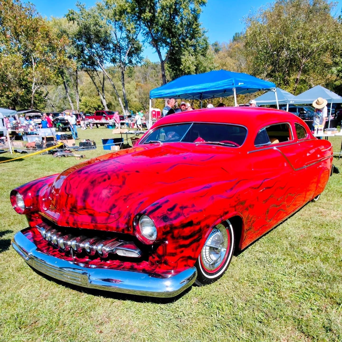 Check out this stunning 1950 Mercury custom coupe spotted at the Boonesboro Boogie Nationals! đ„ The bold red and black flame job, chopped roof, and fierce chrome grill make this classic Mercury an absolute showstopper. Nothing beats catching legendary rides like this in the Kentucky sunshine! #BoonesboroBoogie #Mercury #1950Mercury #CustomCar #HotRod #CarShow #ClassicCars #cartucky