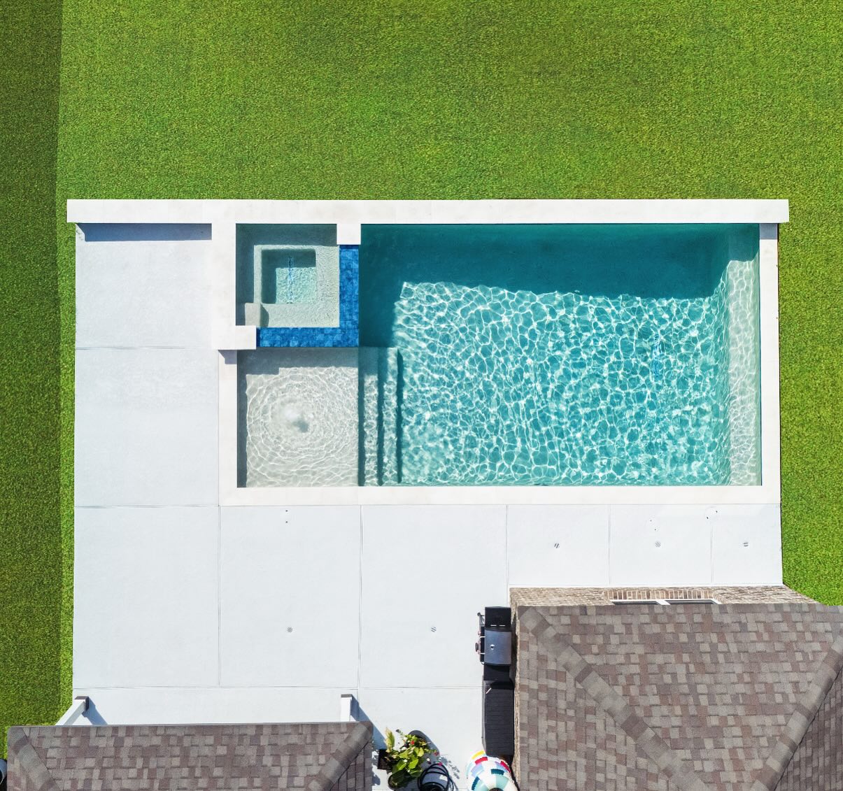 Project completion for Mulalic family!
-White MMG pebble plaster
-Mont blanc leather finish marble coping
-Natural slate alabaster ledger panel 6x24
-Neptune blue 6x6 porcelain waterline tile
-Concrete decking with spraydeck overlay