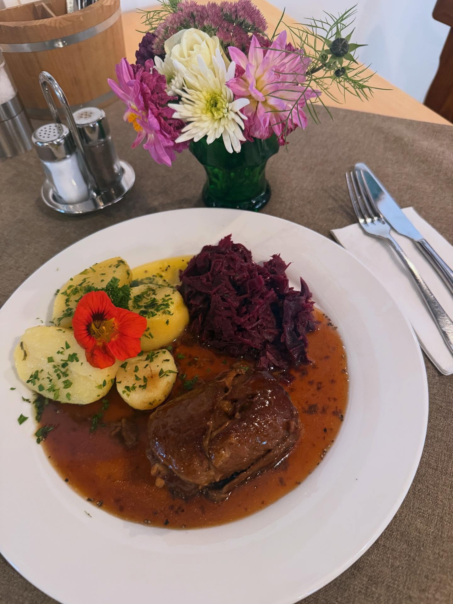 Es herbstl‘t bei uns im Gasthaus Schießstätte!
Passend zum kuscheligen Wetter servieren wir eine kräftige Rinderroulade mit Kartoffeln und Blaukraut!
Wir können also nicht nur Schnitzel!😉
#rinderrouladen #soulfood #genussmomente #gasthausliebe #tegernsee #tegernsee_lifestyle #tegernseegehtaus #GasthausSchießstätte #Tegernsee #BayerischeKüche #HeimatGenießen #NeuAufInstagram #tegernseelove #tegernseetal #tegernseeerleben #tegernseeliebe #tegernseelifestyle #tegernseehelles