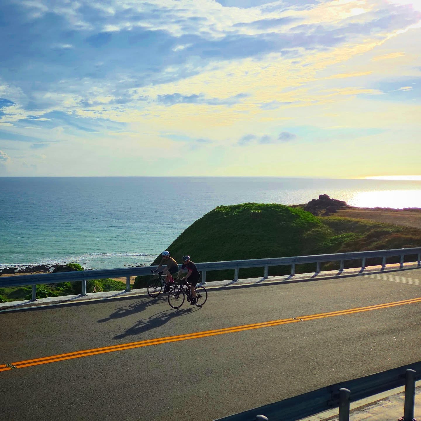 Discover the Hengchun Peninsula by Bike
Embrace the warmth of endless summer as you ride through the Hengchun Peninsula’s stunning coastal roads, mountain views, and vibrant local culture.
Cycle past the sparkling Bashi Channel, unique coral landscapes, and the charm of Hengchun Old Town—where every turn reveals the true spirit of southern Taiwan.
#LetsRideTaiwan
#LetsRideTogether
#Customizedcyclingtour