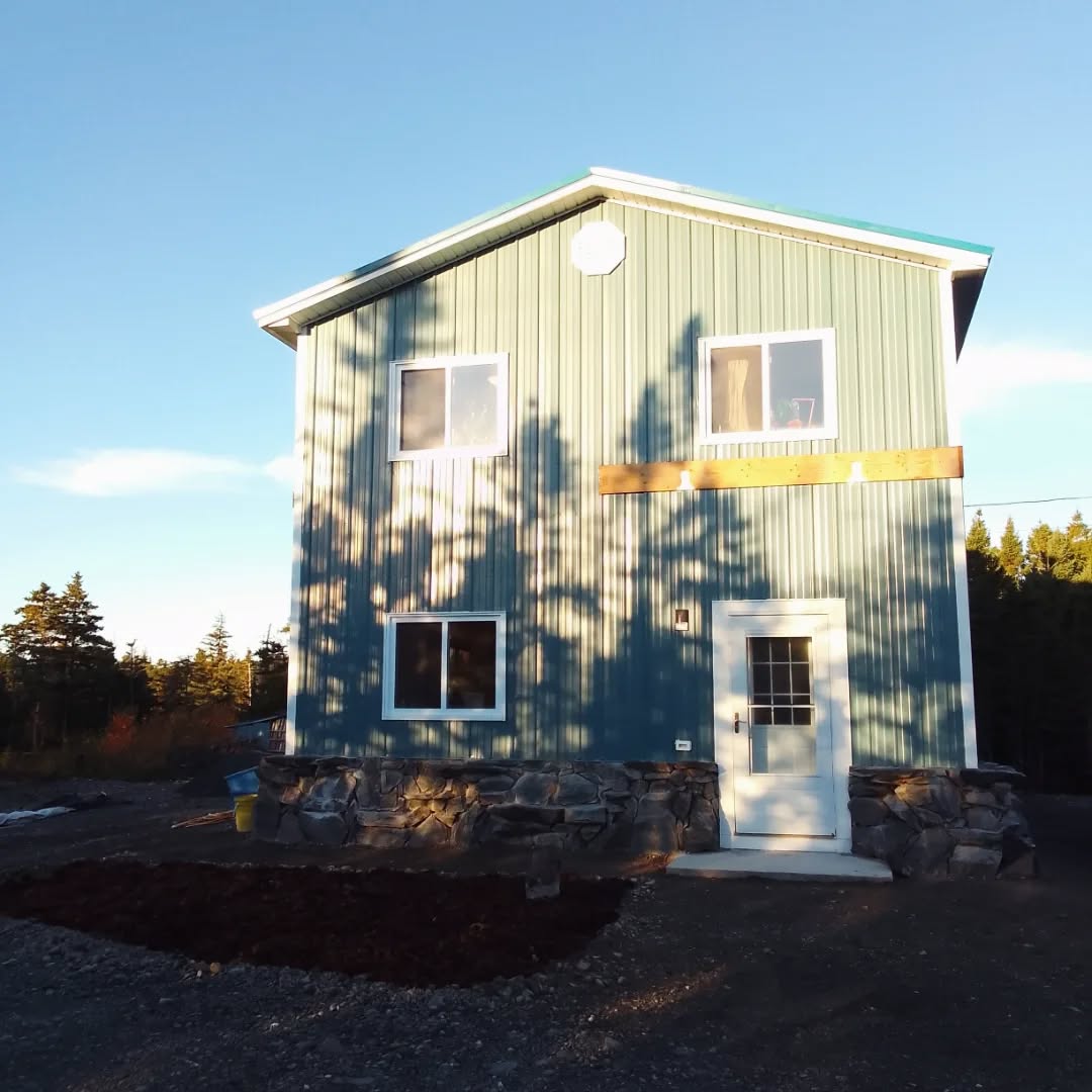 Let's call it done. The exterior is finally finished with stone, and the cat has arrived. We doused the front garden with seaweed to celebrate our 15th wedding anniversary. If anyone needs seaweed - Clarke's Beach right now has all the ocean abundance anyone could want. Sending much love and gratitude to everyone! 💙♥️🙏