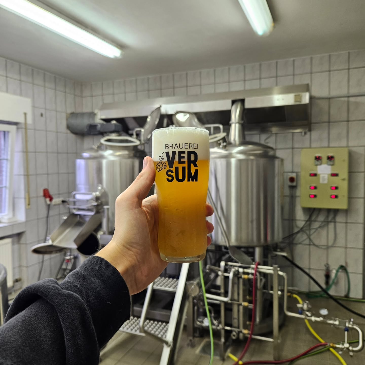 Neues Glas, gleiches Ziel: Bier genießen! 🍻
Jetzt auch offiziell mit unserem VerSum-Branding 🖤🍻🖤