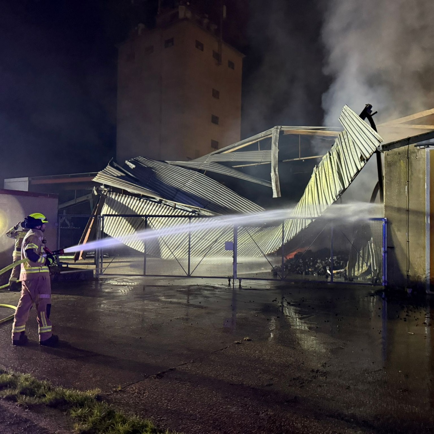+++ EINSATZBERICHT+++
Brand einer Lagerhalle – IuK-Drohne erkundet aus der Luft
BD2 Vettweiß
Nach dem Einsatz in Aldenhoven gestern erfolgte gestern zeitnah eine weitere Alarmierung für die IuK-Drohneneinheit der Feuerwehren im Kreis Düren.
Diesmal ging es nach Vettweiß zu einem Lagerhallenbrand. Auf Anforderung der Feuerwehr Vettweiß unterstützte die Drohneneinheit vor Ort mit einer Lageerkundung aus der Luft.
Im Fokus stand dabei vor allem das Aufspüren und Kontrollieren von Brand- und Glutnestern in der Dachkonstruktion weitläufiger Lagerhallen eines Landhandelsbetriebes.
Dabei bewährt sich auch erneut die Live-Bildübertragung der Drohnenbilder auf einen Tablett-PC bzw. den ELW der Feuerwehr Vettweiß. So hatte nicht nur der Einsatzleiter u.a. ständig aktuelle Wärmebilder zur Lokalisation von Glutnestern, sondern auch vorgehende Trupps im Innenangriff erhielten bessere räumliche Informationen für die Löschmaßnahmen, vor allem im Deckenbereich.
Hier ein paar Bilder vom Einsatz. (pb)