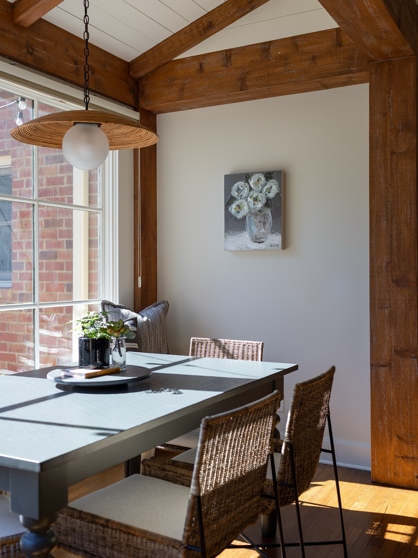 There’s just something about morning light spilling across a quiet table. The warmth of wood, woven texture, and a simple vase of blooms〰️it all feels so easy here.
Photography: @jennifer.saltsman.photography
#interiors #interiordesign #happyweekend