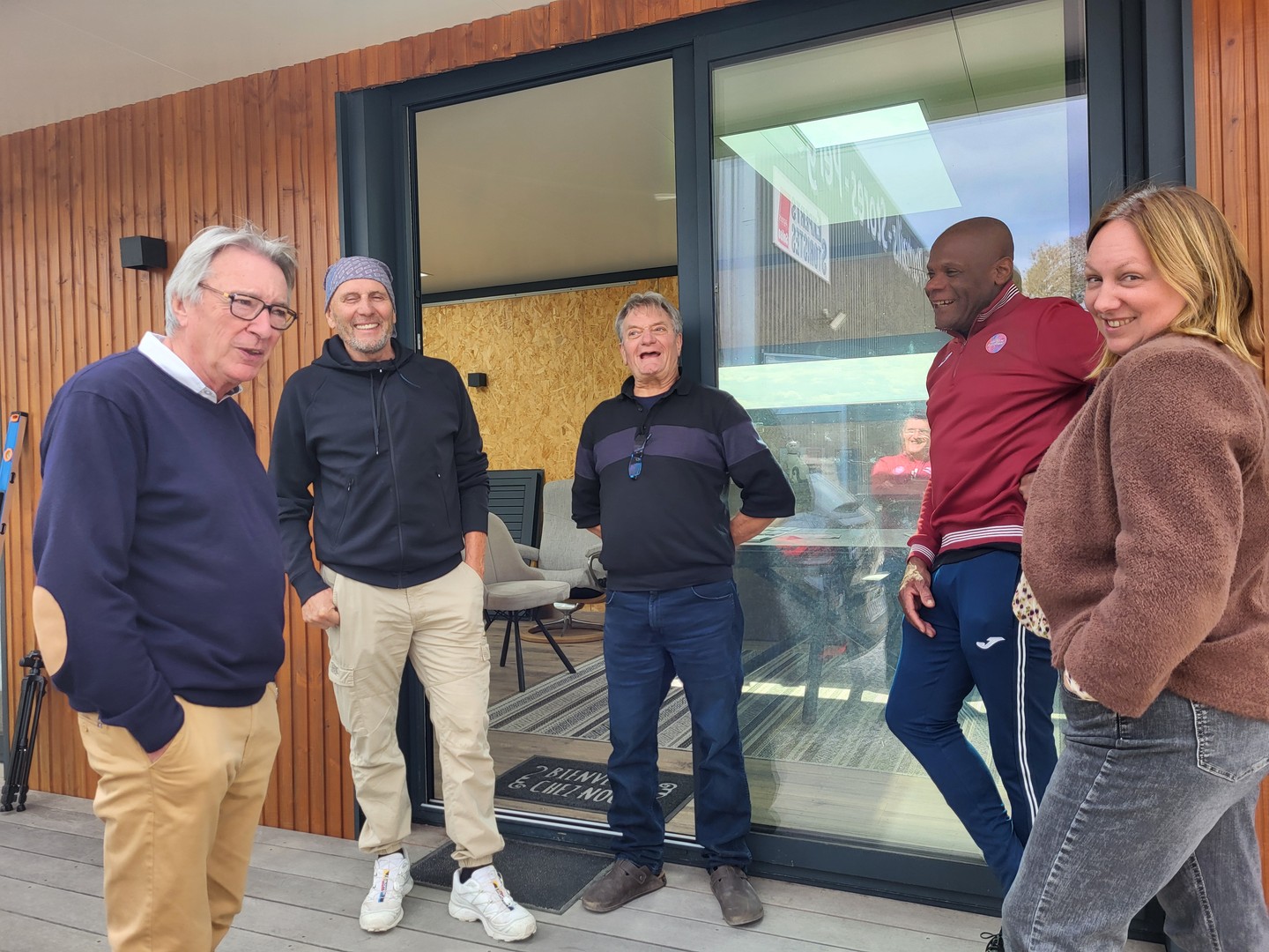 🌟 Quand la passion devient légende…
Sur cette photo, trois hommes, trois parcours d’exception, trois histoires qui prouvent que la détermination et l’amour de son sport peuvent mener au sommet.
🔹 Élie Baup : L’homme qui a marqué l’histoire du football français. Ancien défenseur emblématique de Bordeaux, Nantes et Monaco, il a ensuite brillé en tant qu’entraîneur, menant l’OM jusqu’en finale de la Ligue des Champions en 2004. Son parcours, c’est celui d’un passionné qui a su transformer son expérience de joueur en une carrière d’entraîneur respecté, avec un palmarès impressionnant et une philosophie du jeu qui continue d’inspirer.
🔹 Guy Sans : Le président visionnaire de la Ronde de l’Isard, une course cycliste mythique qui a révélé des talents comme Romain Bardet ou Thibaut Pinot. Sous sa direction, cette épreuve est devenue un tremplin pour les futurs champions. Son engagement pour le cyclisme et son sens de l’organisation ont fait de lui une figure incontournable du vélo en France.
🔹 Thierry Bédard : Le coach qui a révolutionné l’entraînement cycliste. Ancien coureur, il a su transmettre son expertise à des générations de cyclistes, les aidant à repousser leurs limites. Son approche innovante et son dévouement ont fait de lui une référence dans le monde du sport.
Trois destins, une même passion : celle de transmettre, d’inspirer et de faire grandir les autres. 🚴♂️⚽
Et vous, quelle est la passion qui vous anime au quotidien ? 💬
#Passion #Sport #Inspiration #Football #Cyclisme #Légendes