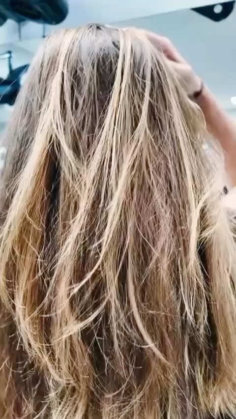 🍂 Herbstglanz pur - für Haare, die strahlen wie goldenes Licht.
Dein Glow-Moment mit Cellula Madre ✨
Frag deinen Friseur nach Kuz di Primavera 💋
🍁 Pure autumn glow - for hair that shines like golden light.
Your glow moment with Cellula Madre ✨
Ask your stylist for Kuz di Primavera 💋
#kuztoyourhair💋 #goldenoctober #autumnhair #cellulamadre #friseur @kuzdiprimavera_eu